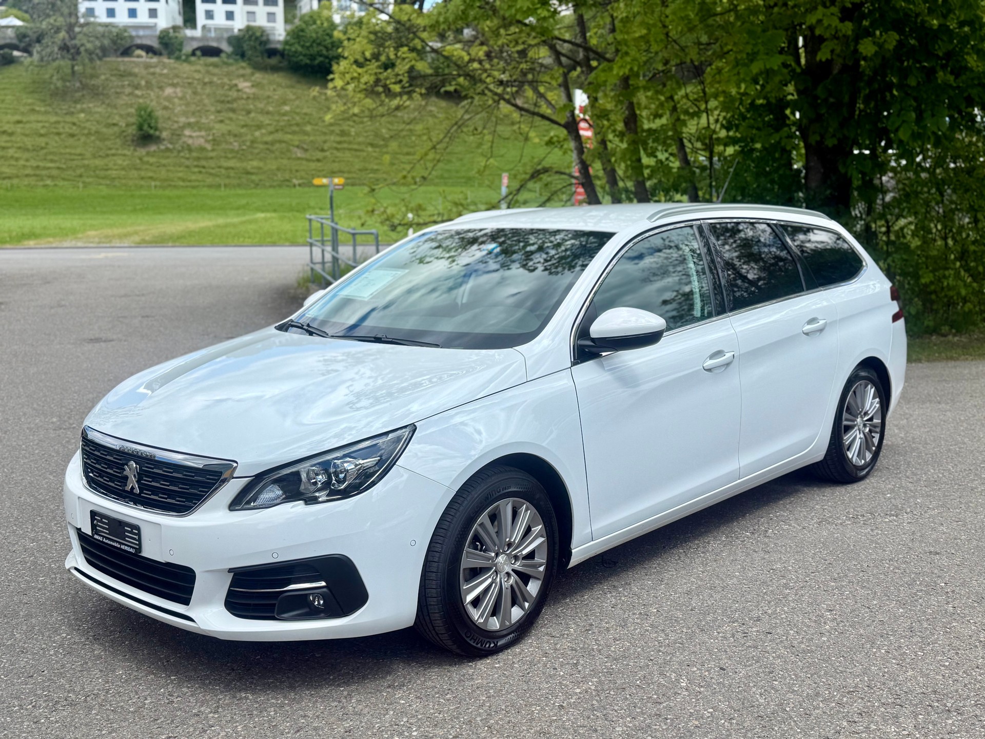 PEUGEOT 308 SW 1.2 Pure Tech Allure EAT8-image-1