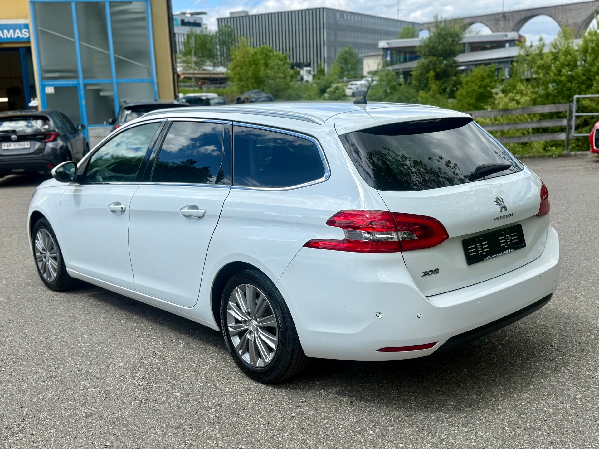 PEUGEOT 308 SW 1.2 Pure Tech Allure EAT8-image-2