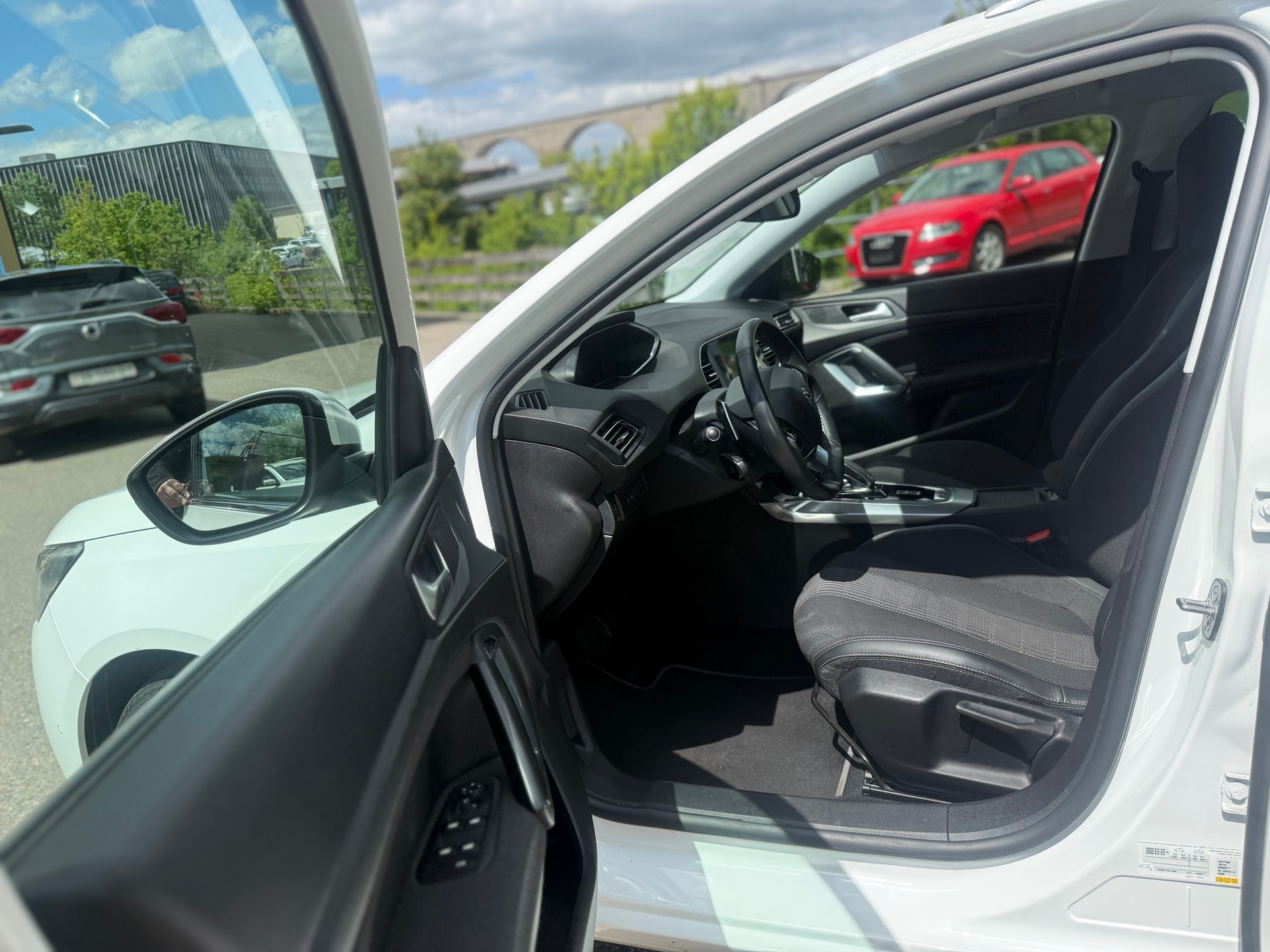 PEUGEOT 308 SW 1.2 Pure Tech Allure EAT8-image-8
