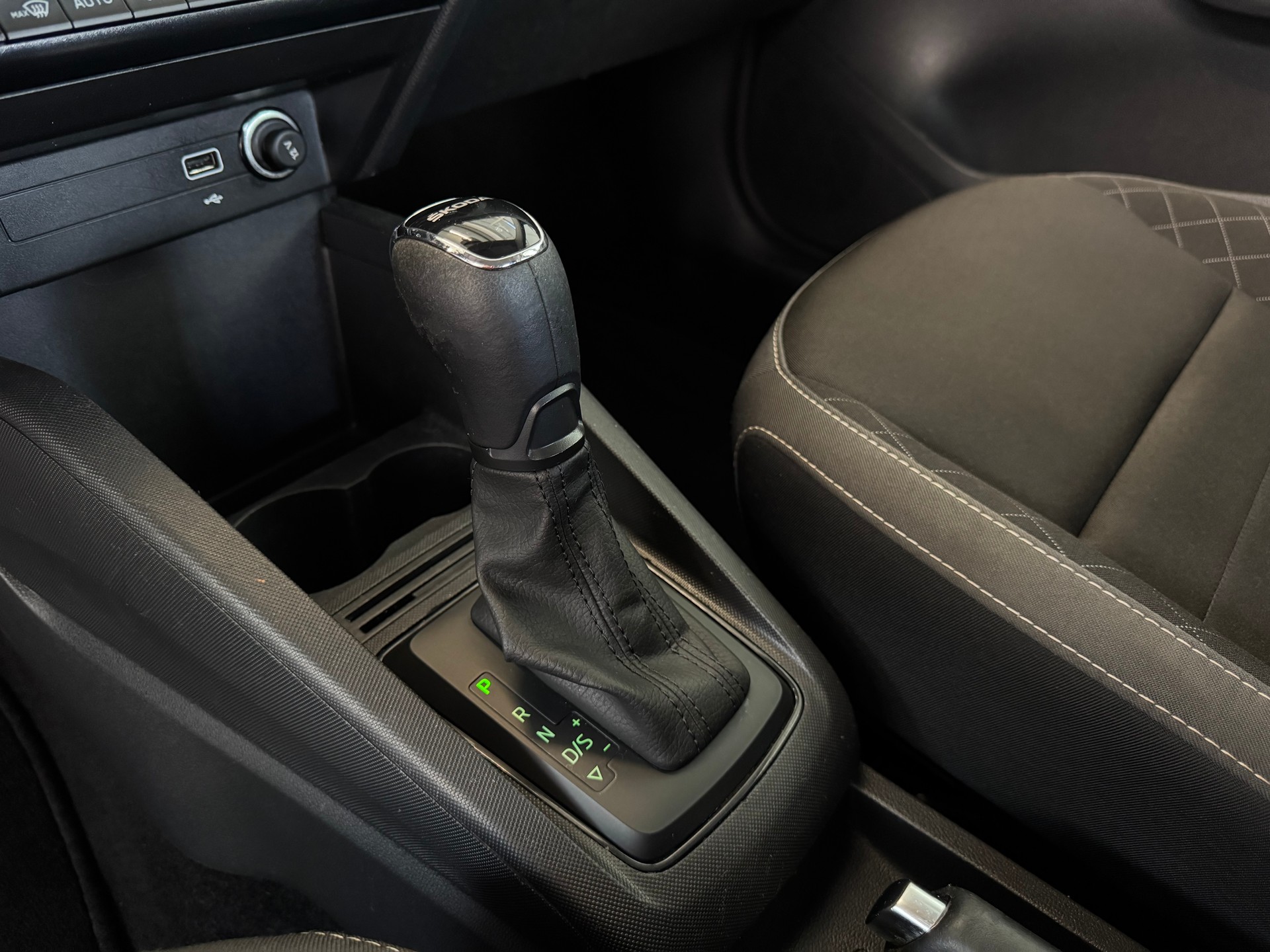 SKODA Fabia 1.0 TSI Ambition DSG-image-9