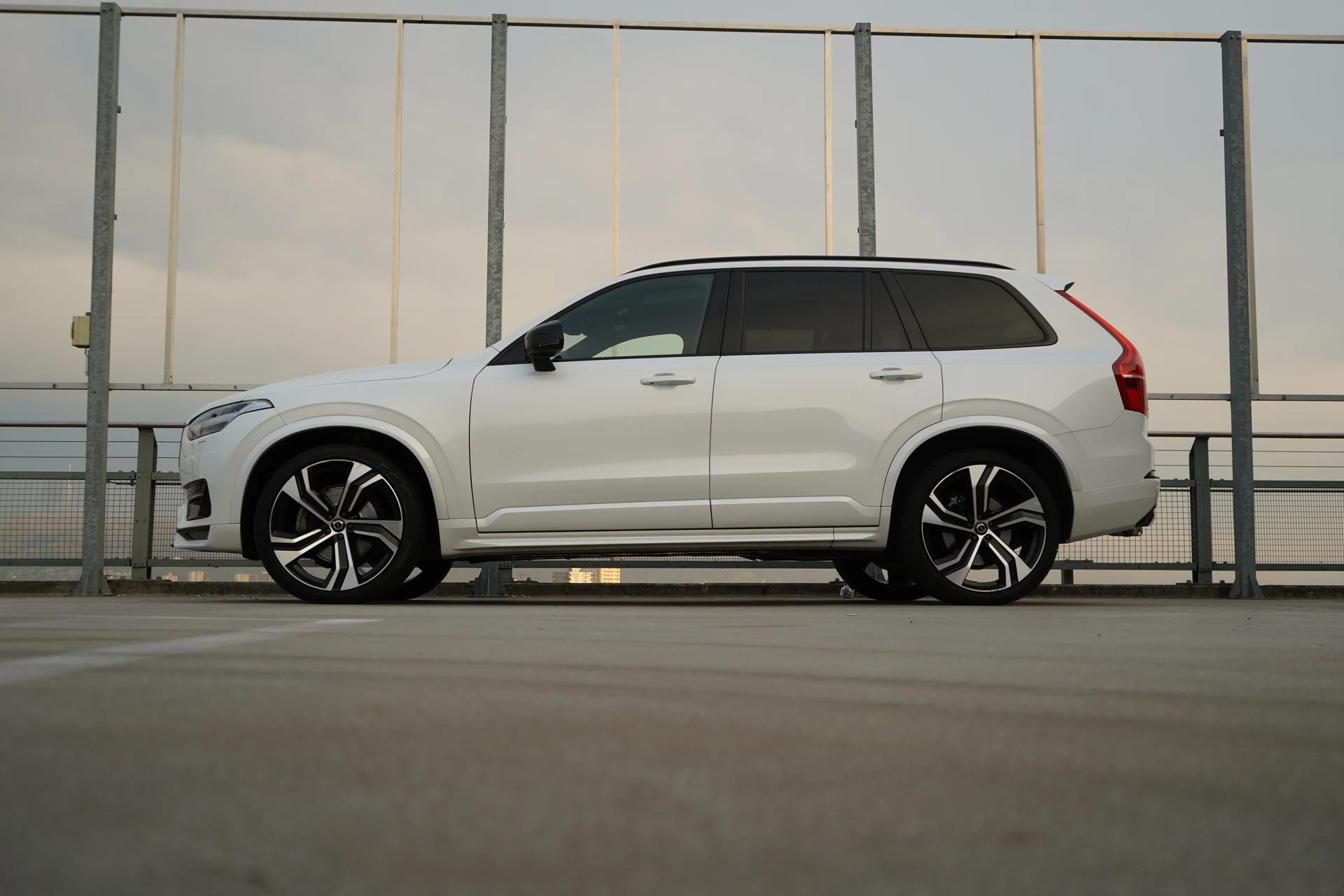 VOLVO XC90 B5 DIESEL MILD HYBRID AWD R-DESIGN GEARTRONIC l 235 PS-showroom-element-1