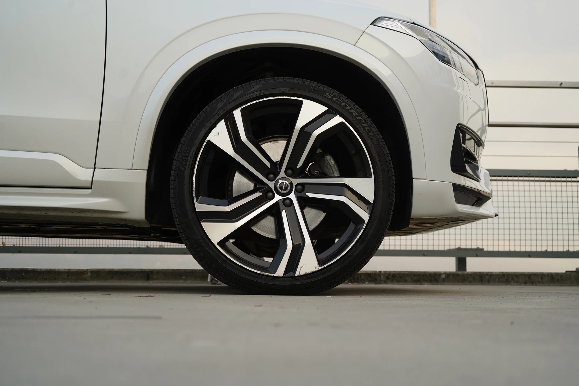 VOLVO XC90 B5 DIESEL MILD HYBRID AWD R-DESIGN GEARTRONIC l 235 PS-image-17