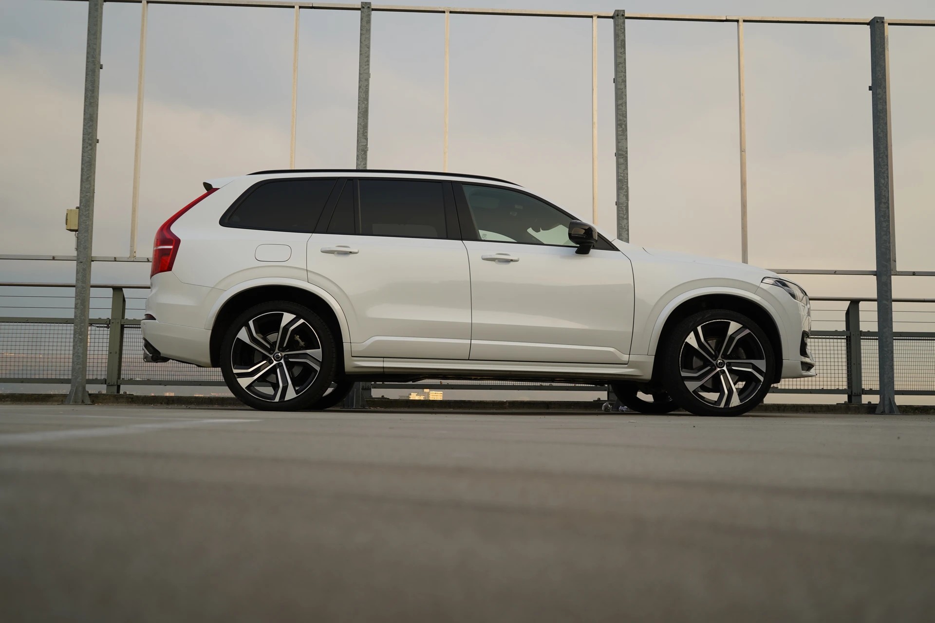 VOLVO XC90 B5 DIESEL MILD HYBRID AWD R-DESIGN GEARTRONIC l 235 PS-showroom-element-2