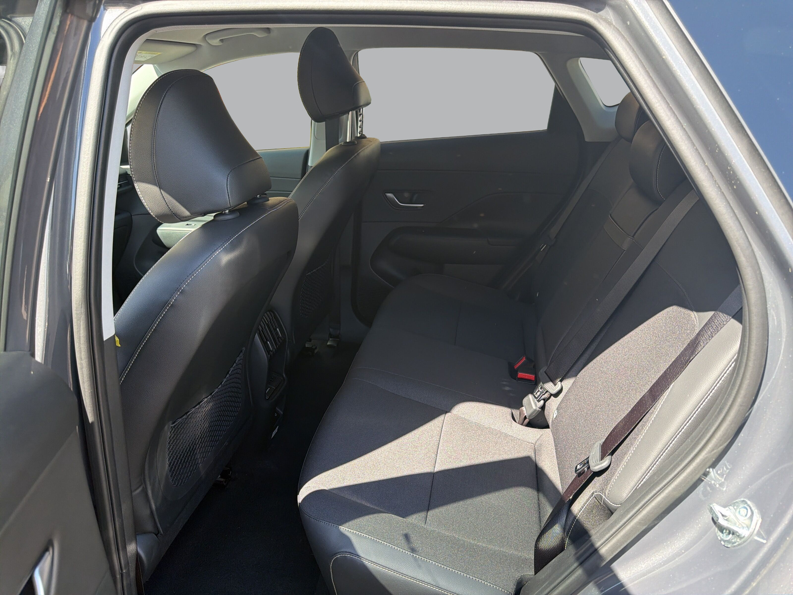 HYUNDAI Kona EV 65.4 kWh Amplia-image-12