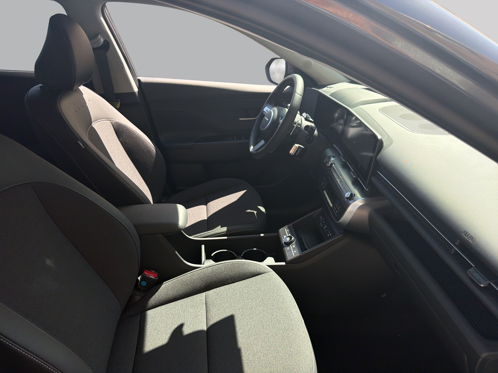 HYUNDAI Kona EV 65.4 kWh Amplia-image-11