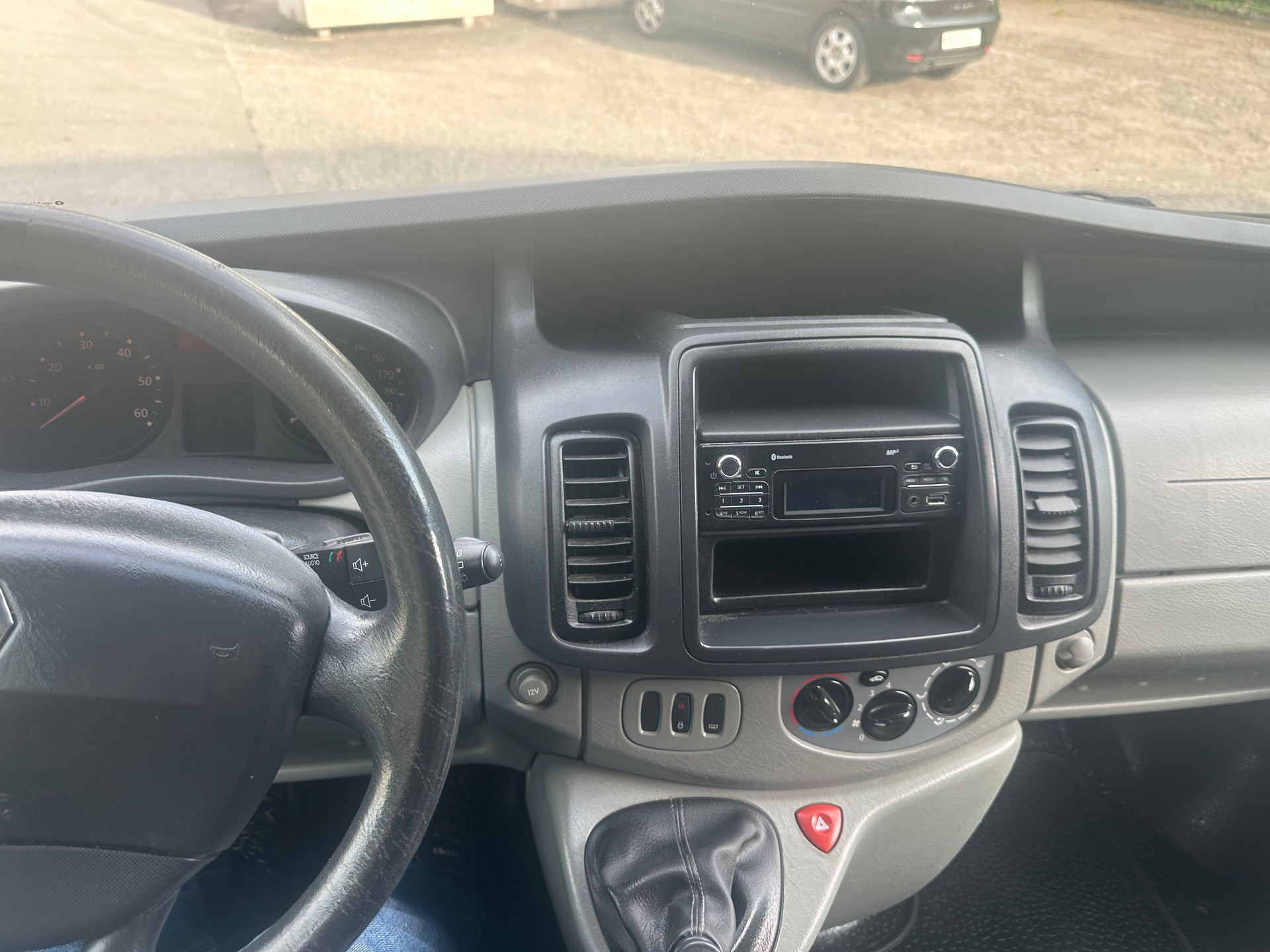 RENAULT Trafic 2.0 dCi 115 2.9t L2H1-image-8