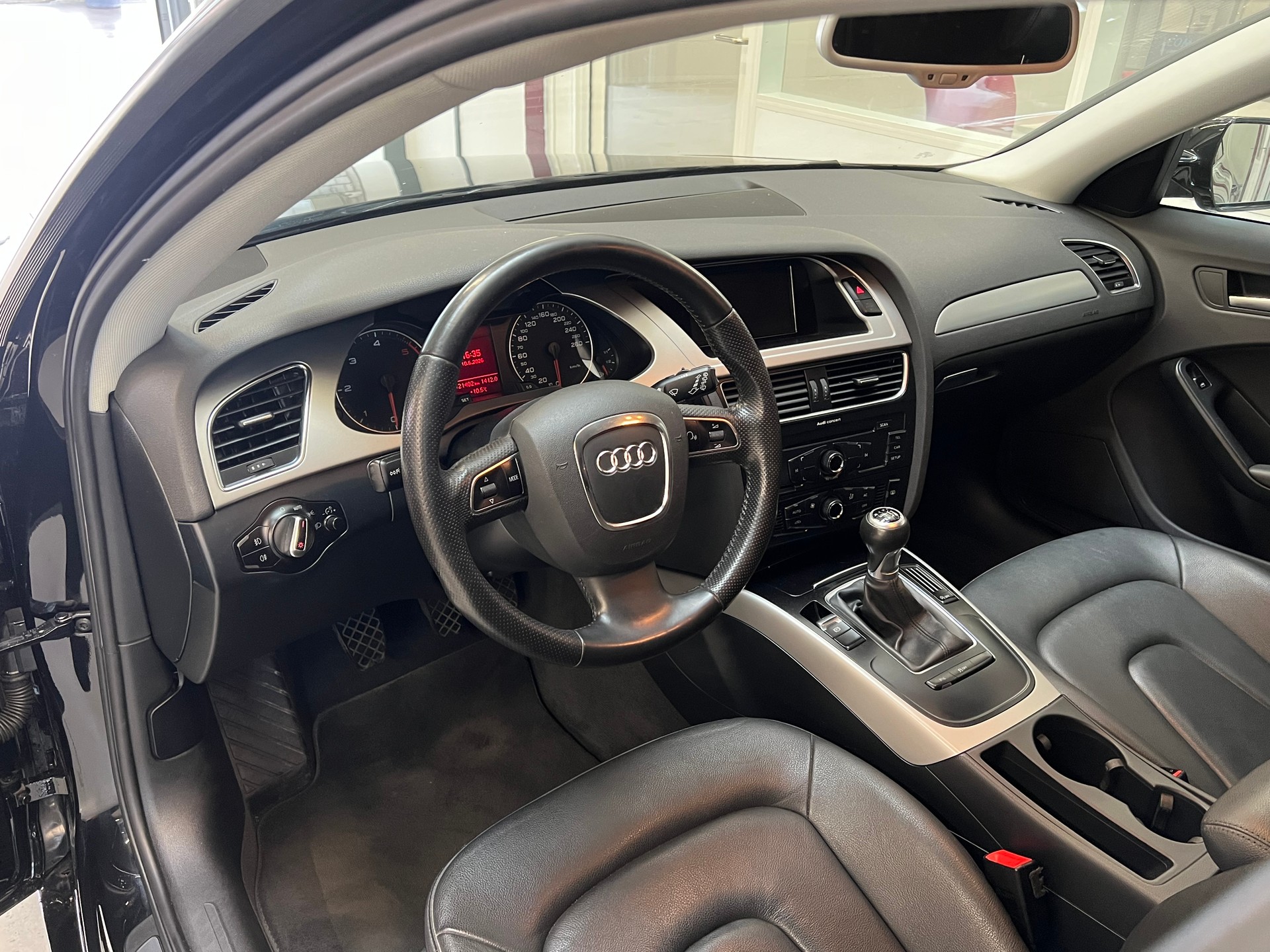 AUDI A4 Avant 2.0 TDI-image-10
