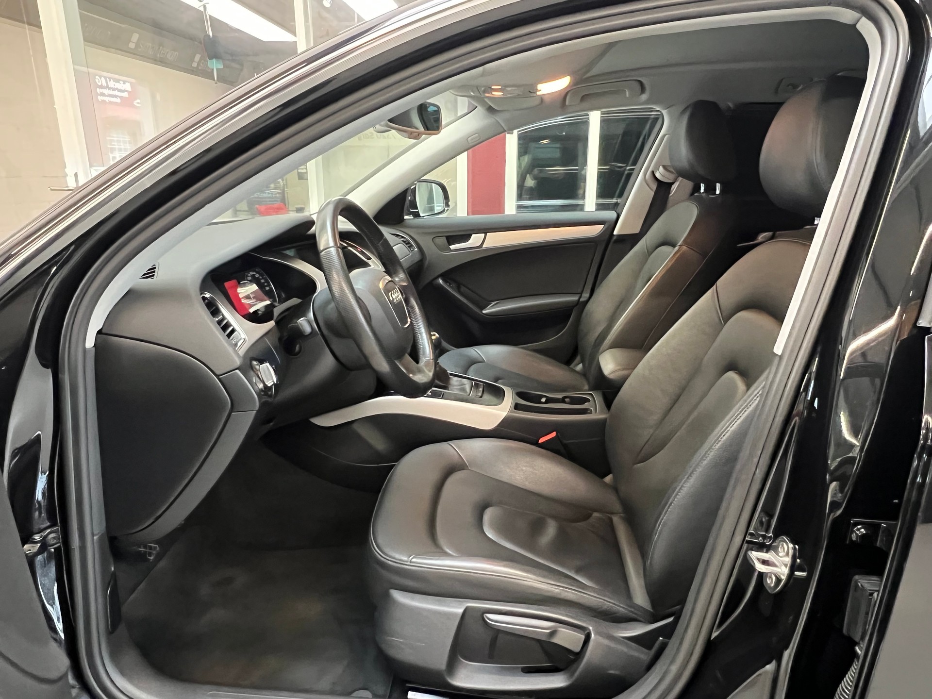 AUDI A4 Avant 2.0 TDI-image-11