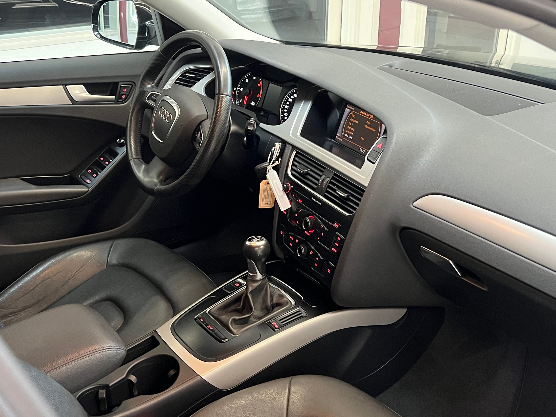 AUDI A4 Avant 2.0 TDI-image-12
