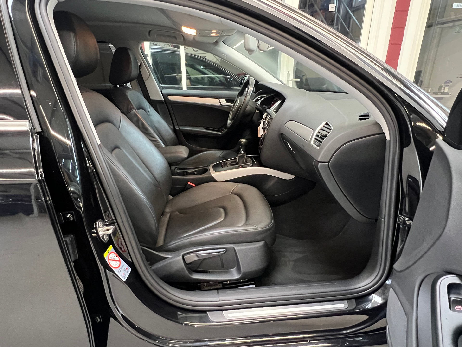 AUDI A4 Avant 2.0 TDI-image-13