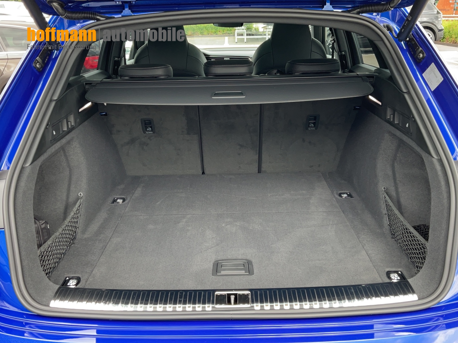 AUDI Q8 55 e-tron S line quattro-image-11