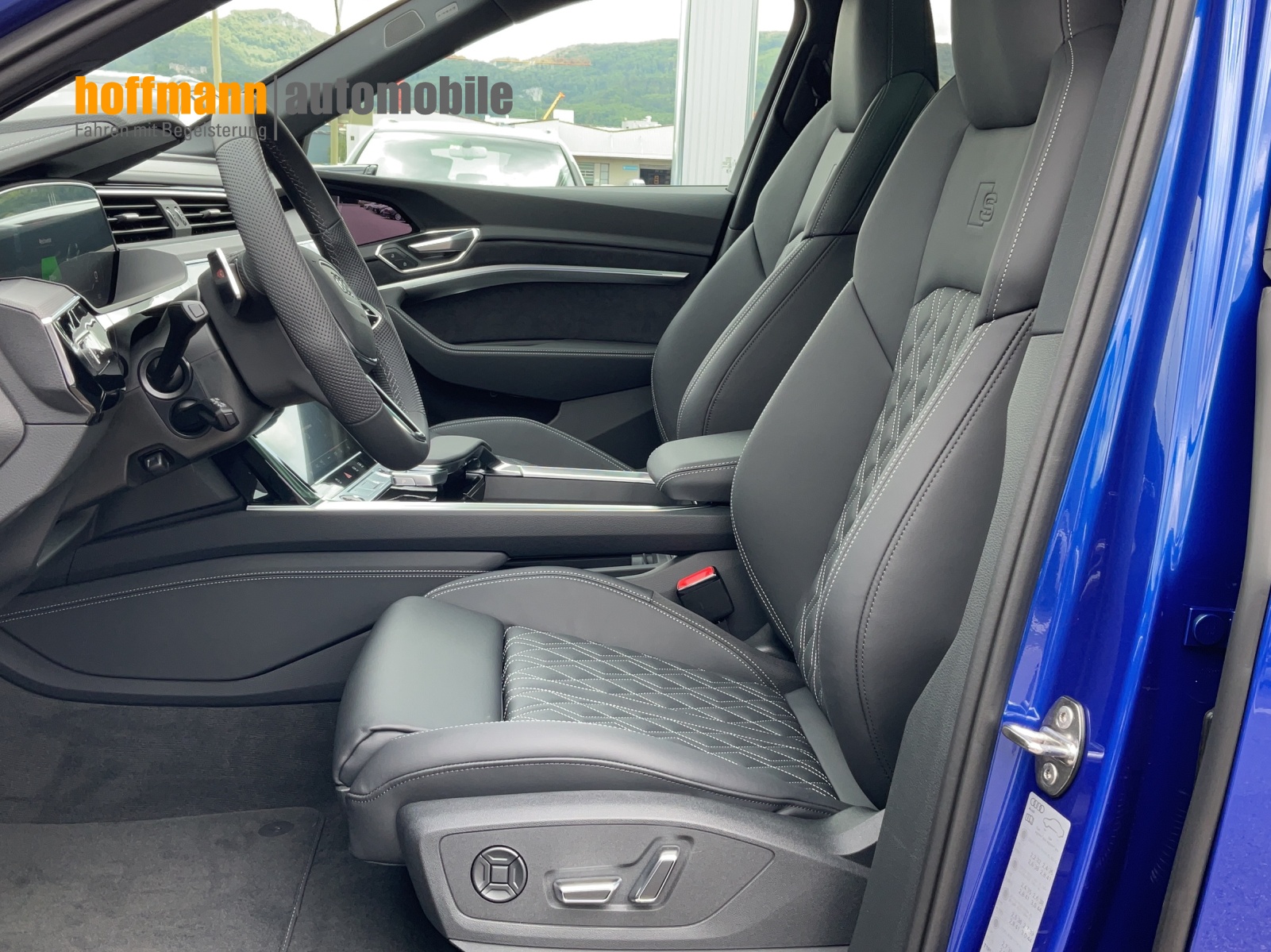 AUDI Q8 55 e-tron S line quattro-image-9