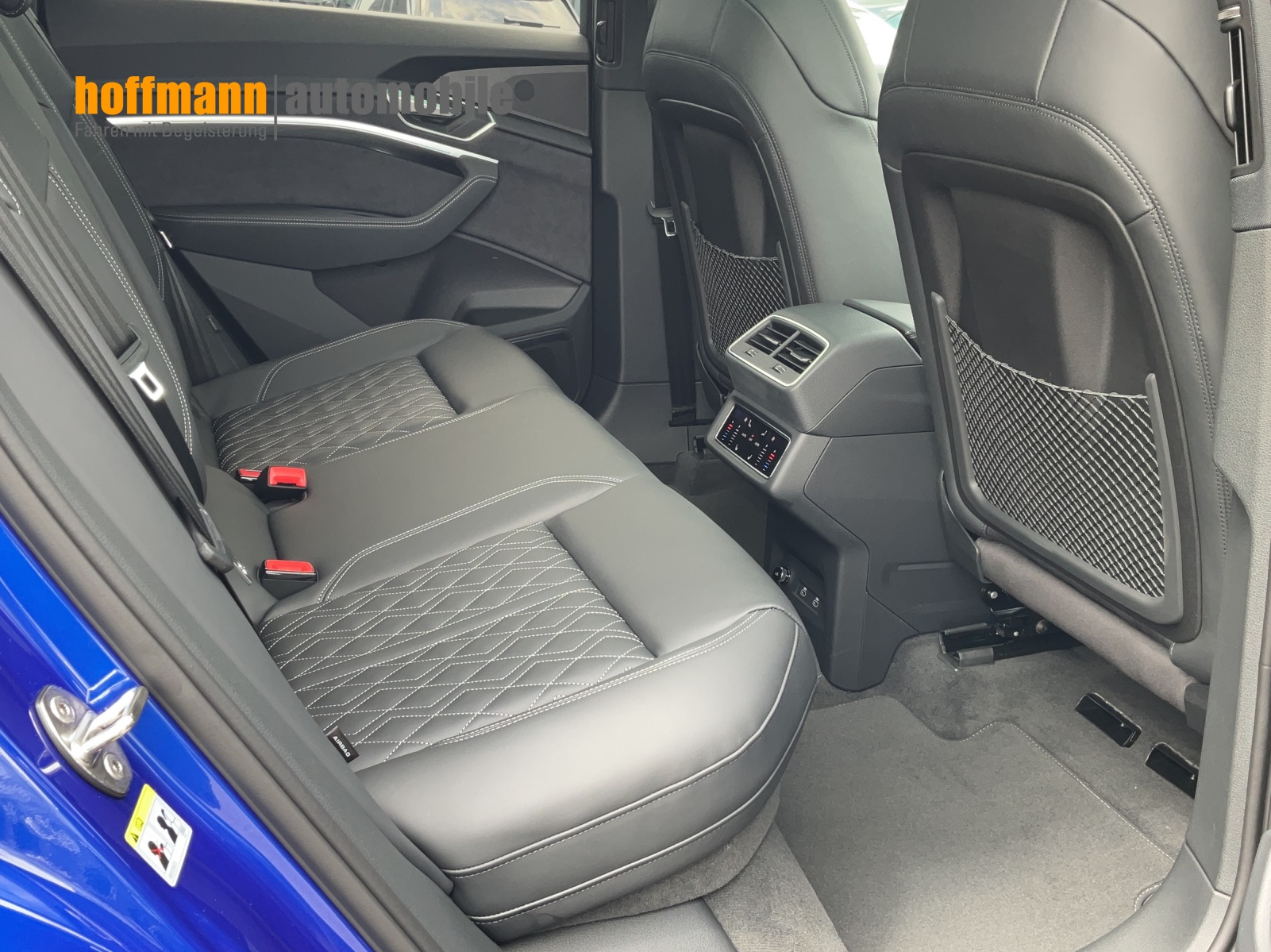 AUDI Q8 55 e-tron S line quattro-image-10