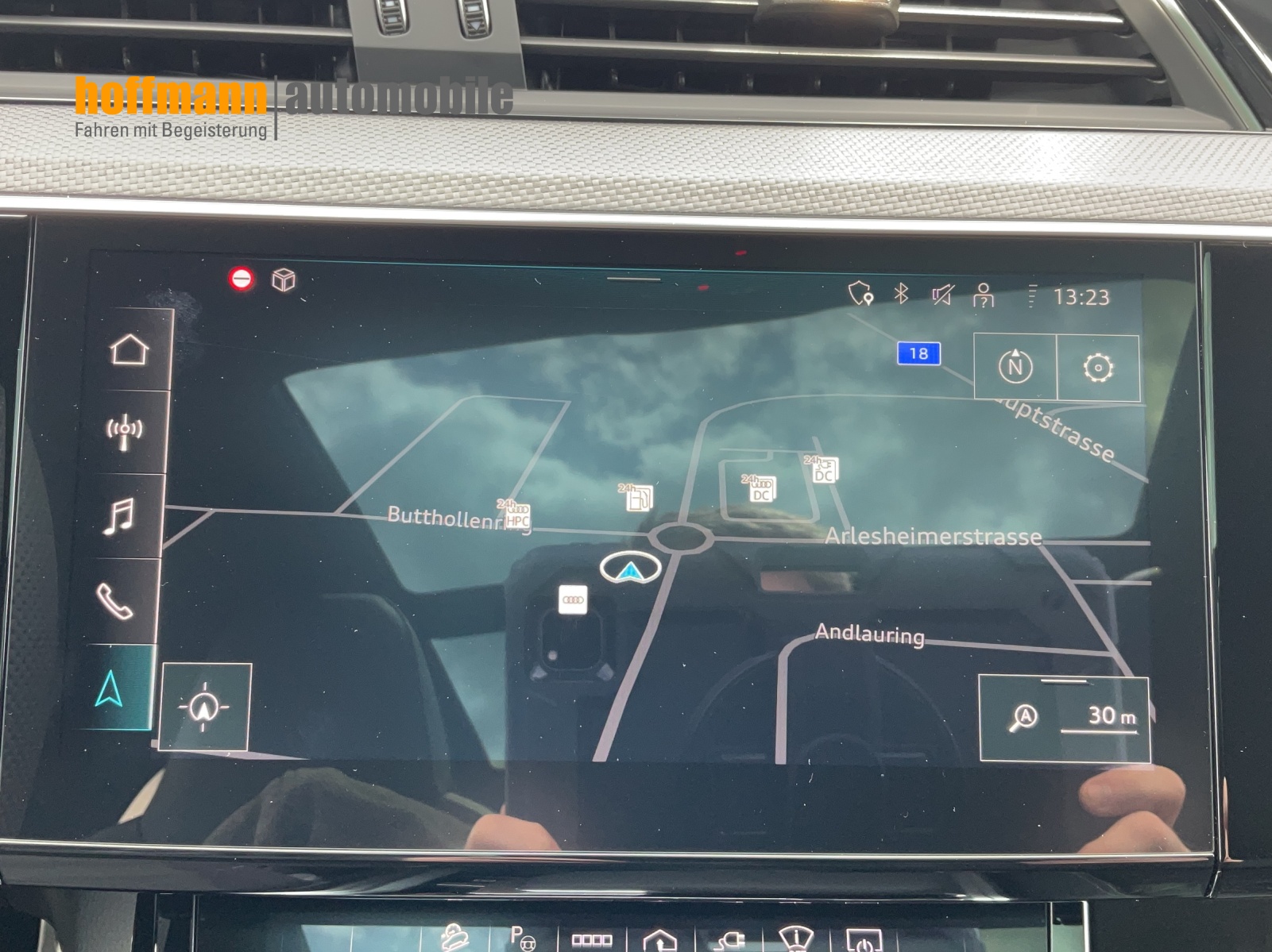 AUDI Q8 55 e-tron S line quattro-image-8