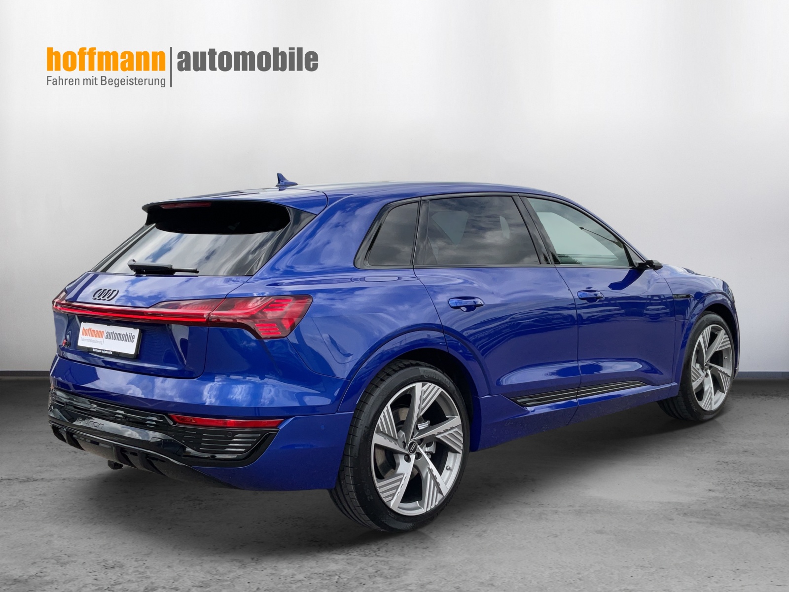 AUDI Q8 55 e-tron S line quattro-image-3