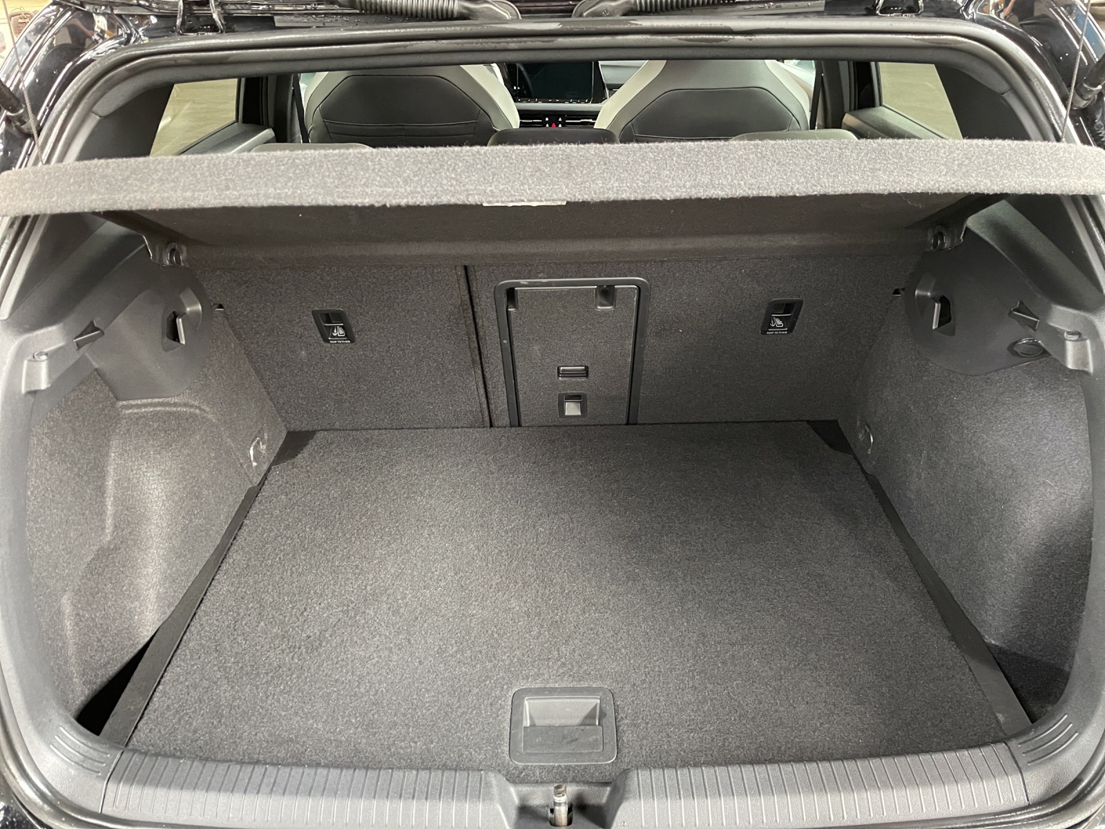 VW Golf VIII 2.0 TDI R-Line DSG 4motion-image-10