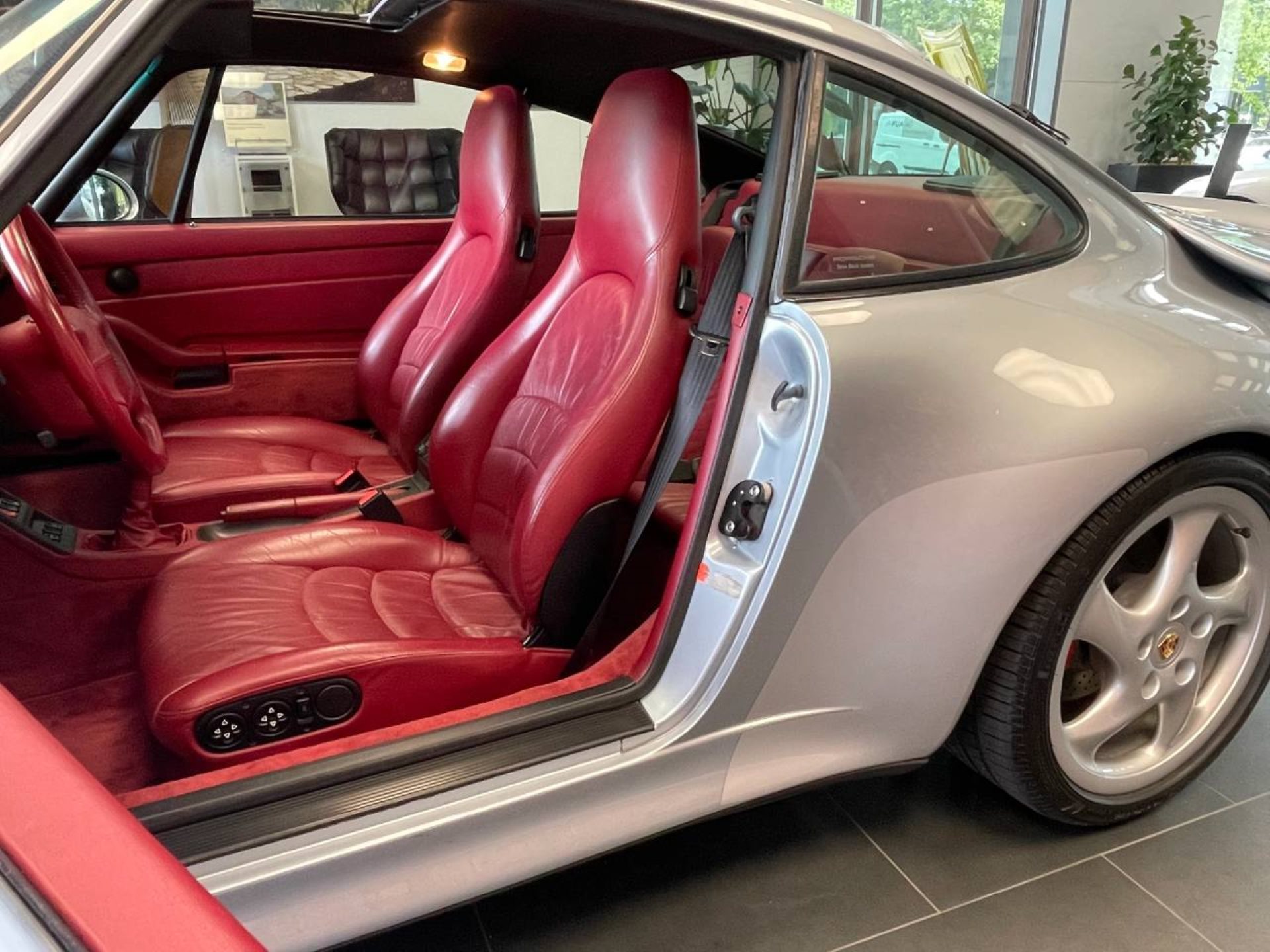 PORSCHE 911 Turbo-image-18