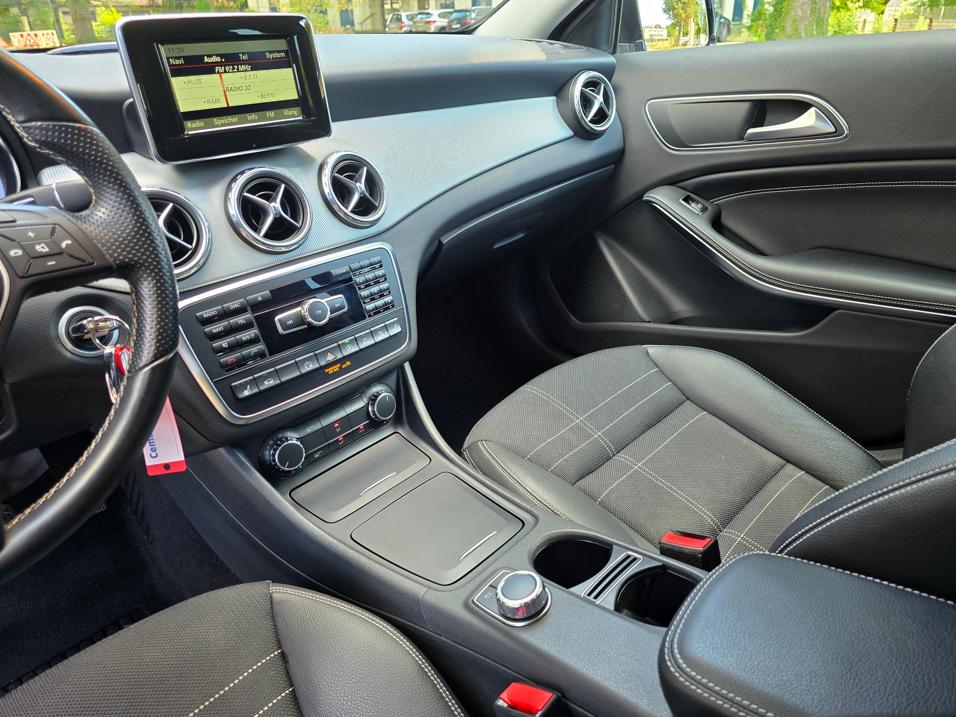 MERCEDES-BENZ GLA 250 Urban 4Matic 7G-DCT-image-17