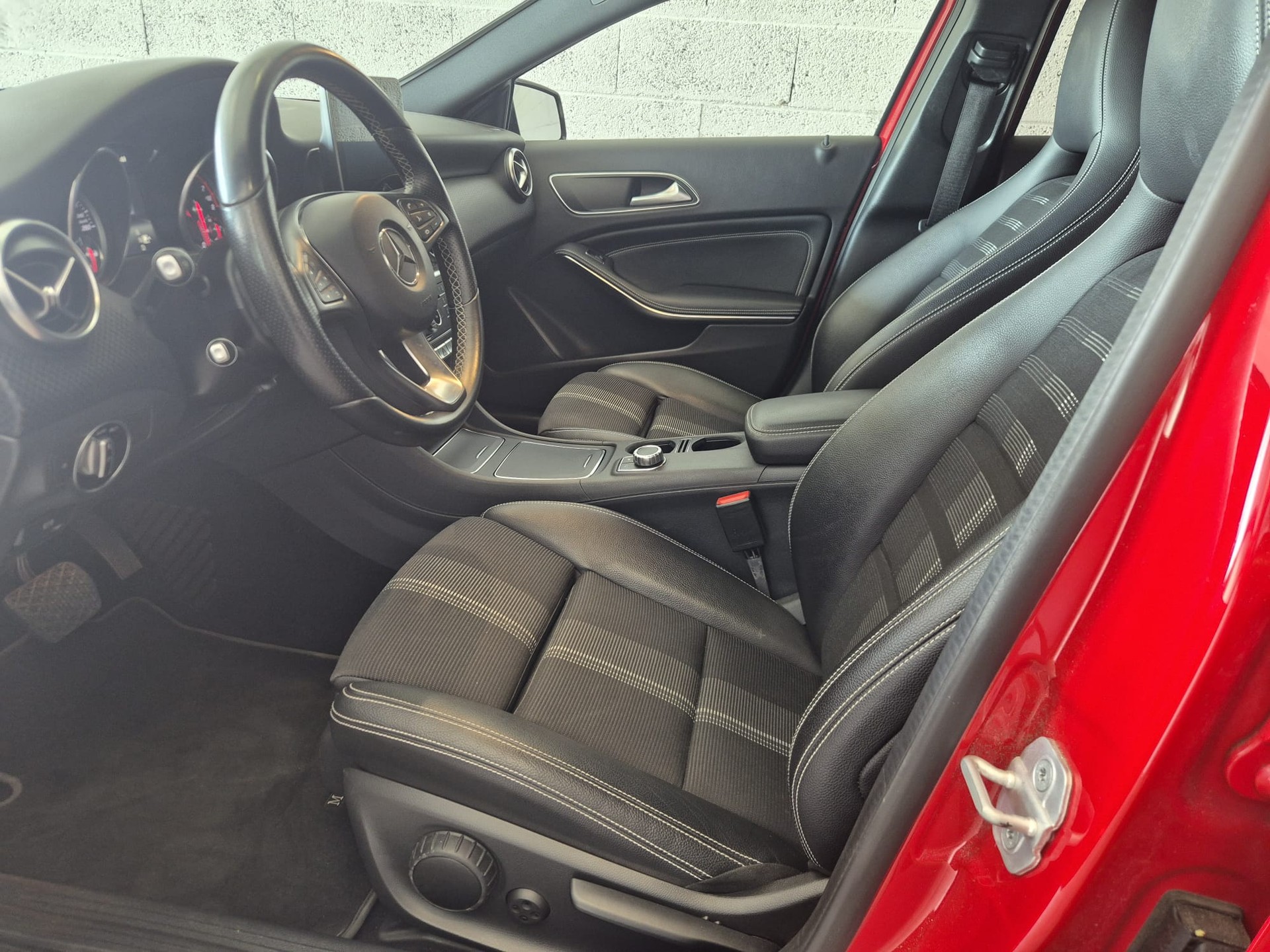 MERCEDES-BENZ A 200 Urban 7G-DCT-image-2