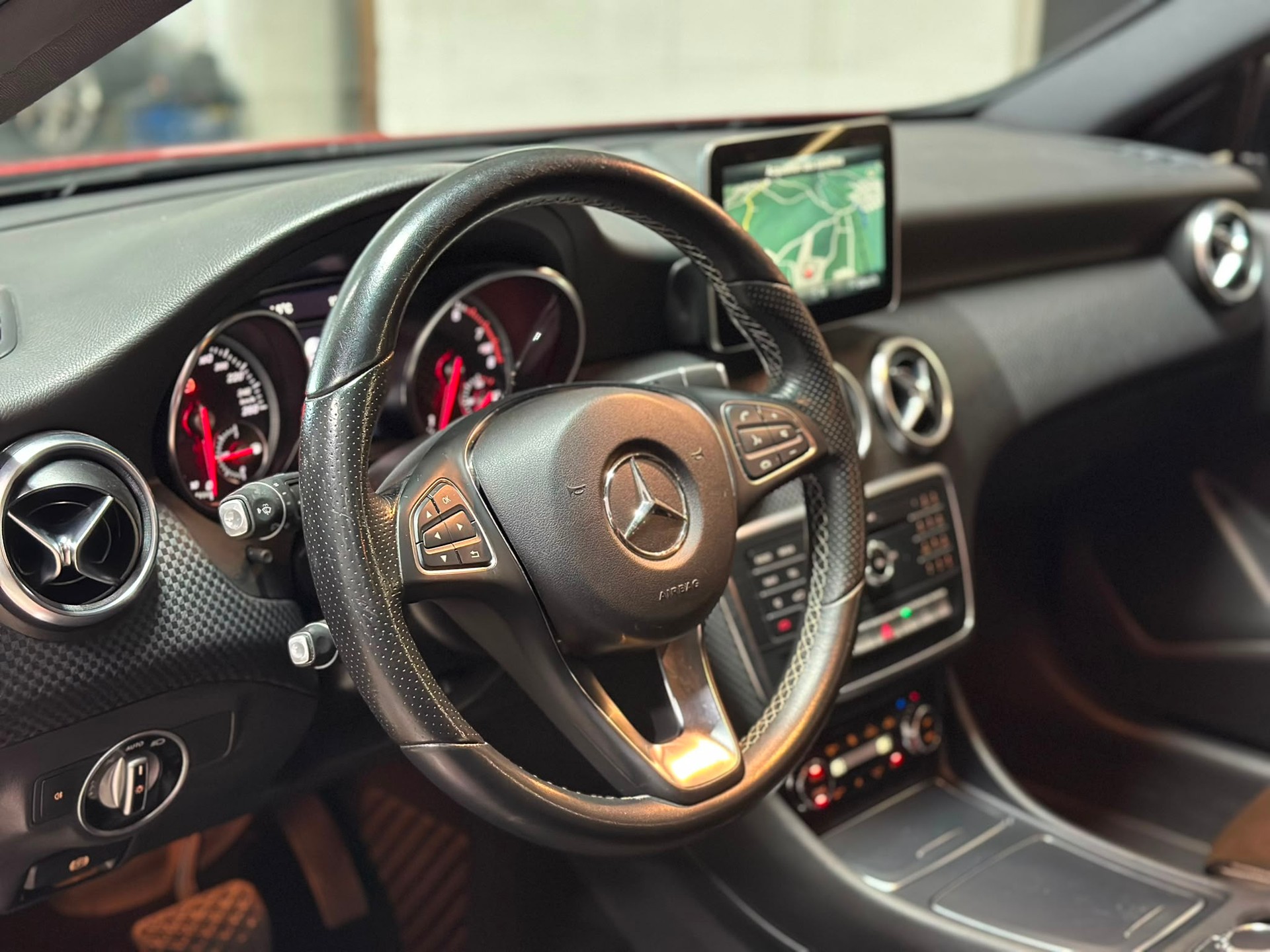 MERCEDES-BENZ A 200 Urban 7G-DCT-image-9
