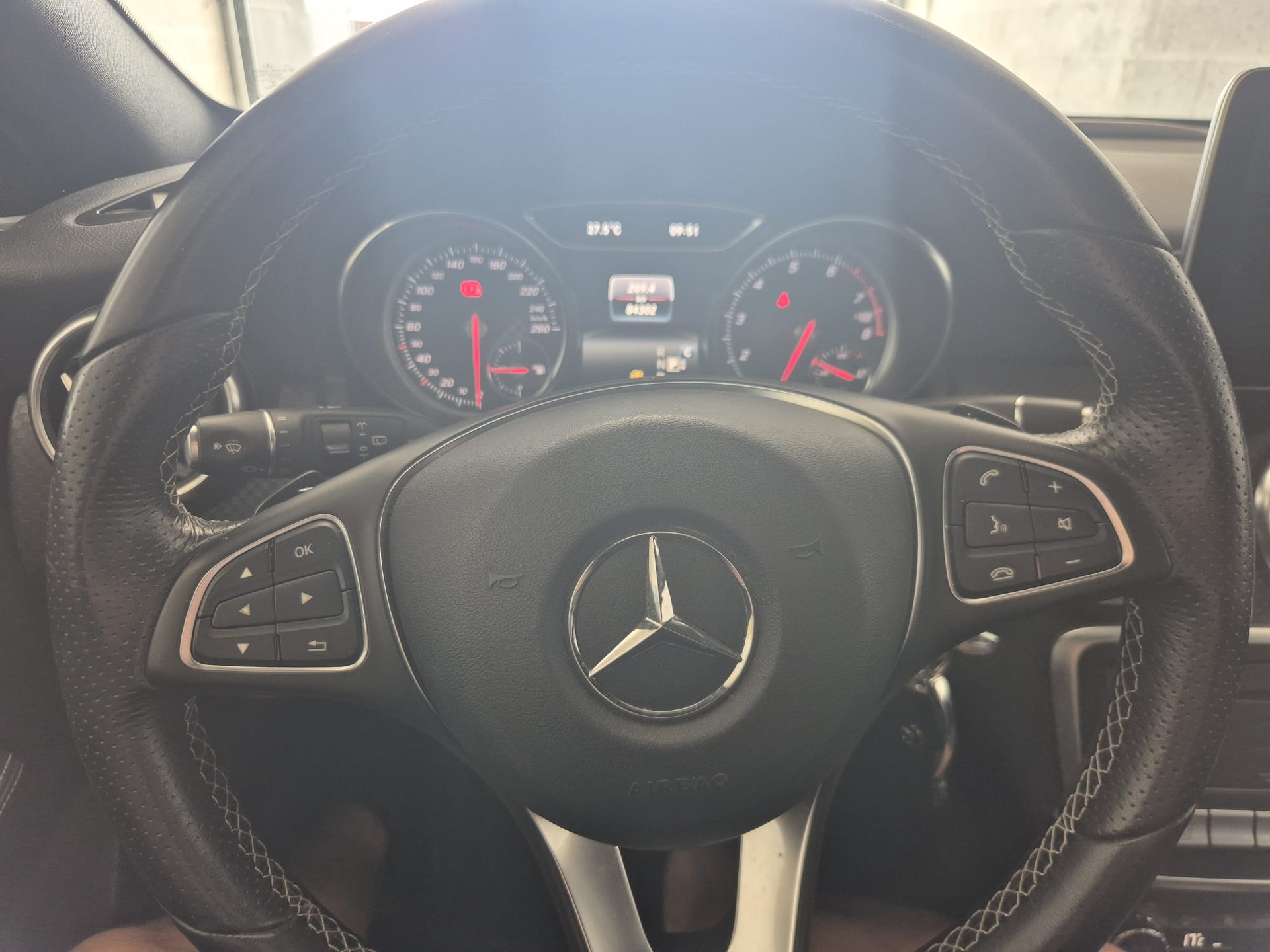 MERCEDES-BENZ A 200 Urban 7G-DCT-image-5