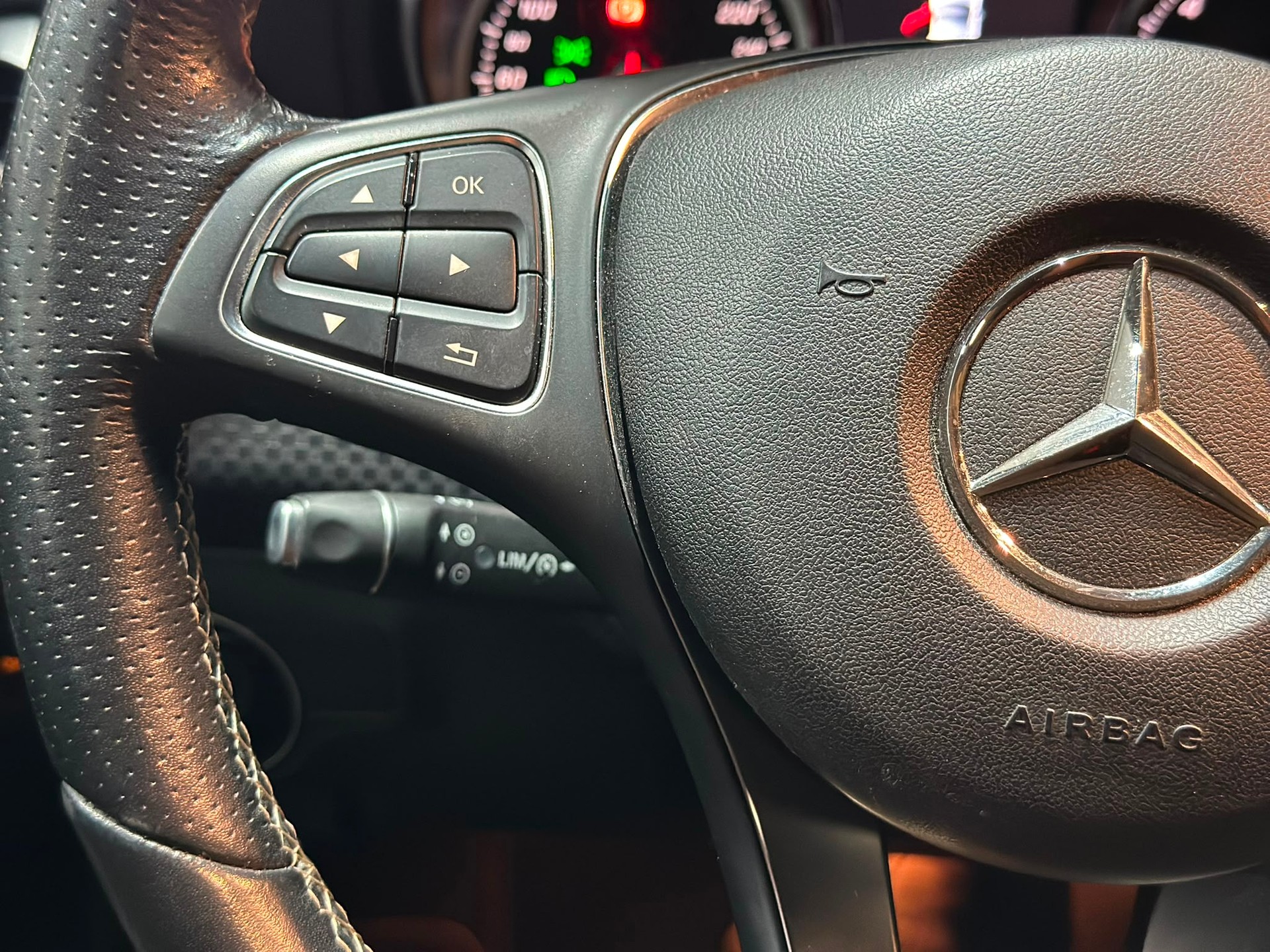 MERCEDES-BENZ A 200 Urban 7G-DCT-image-10