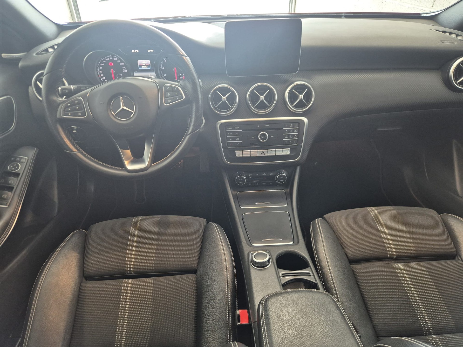 MERCEDES-BENZ A 200 Urban 7G-DCT-image-4