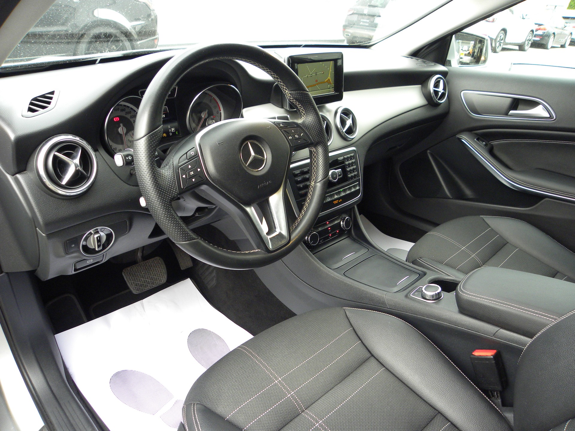 MERCEDES-BENZ GLA 200 CDI Urban 4Matic 7G-DCT-image-6