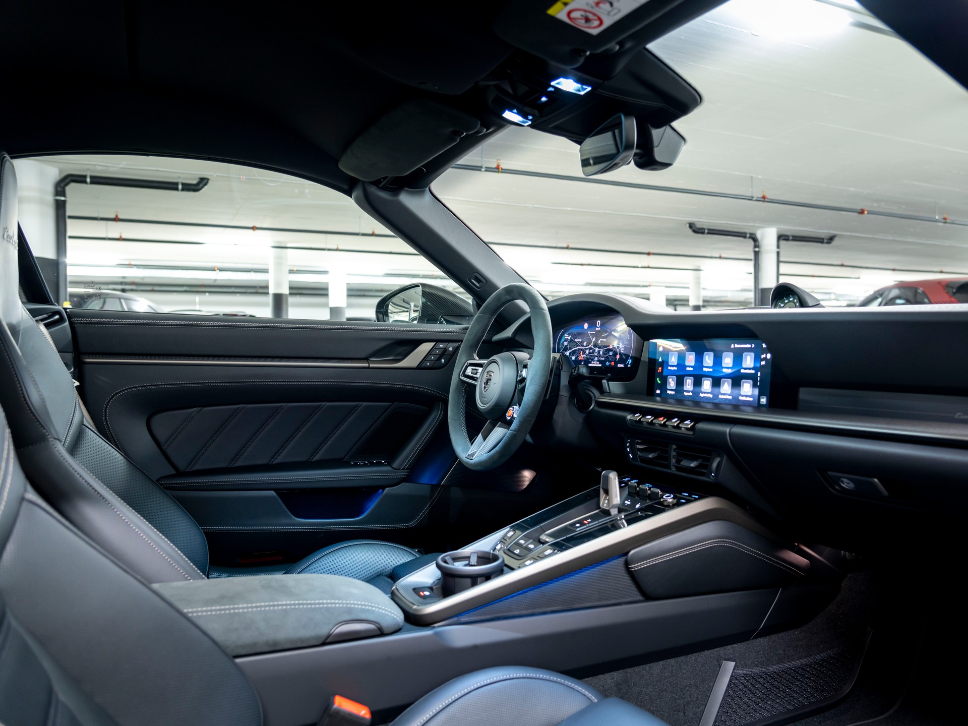 PORSCHE 911 Turbo S Cabriolet PDK-image-18