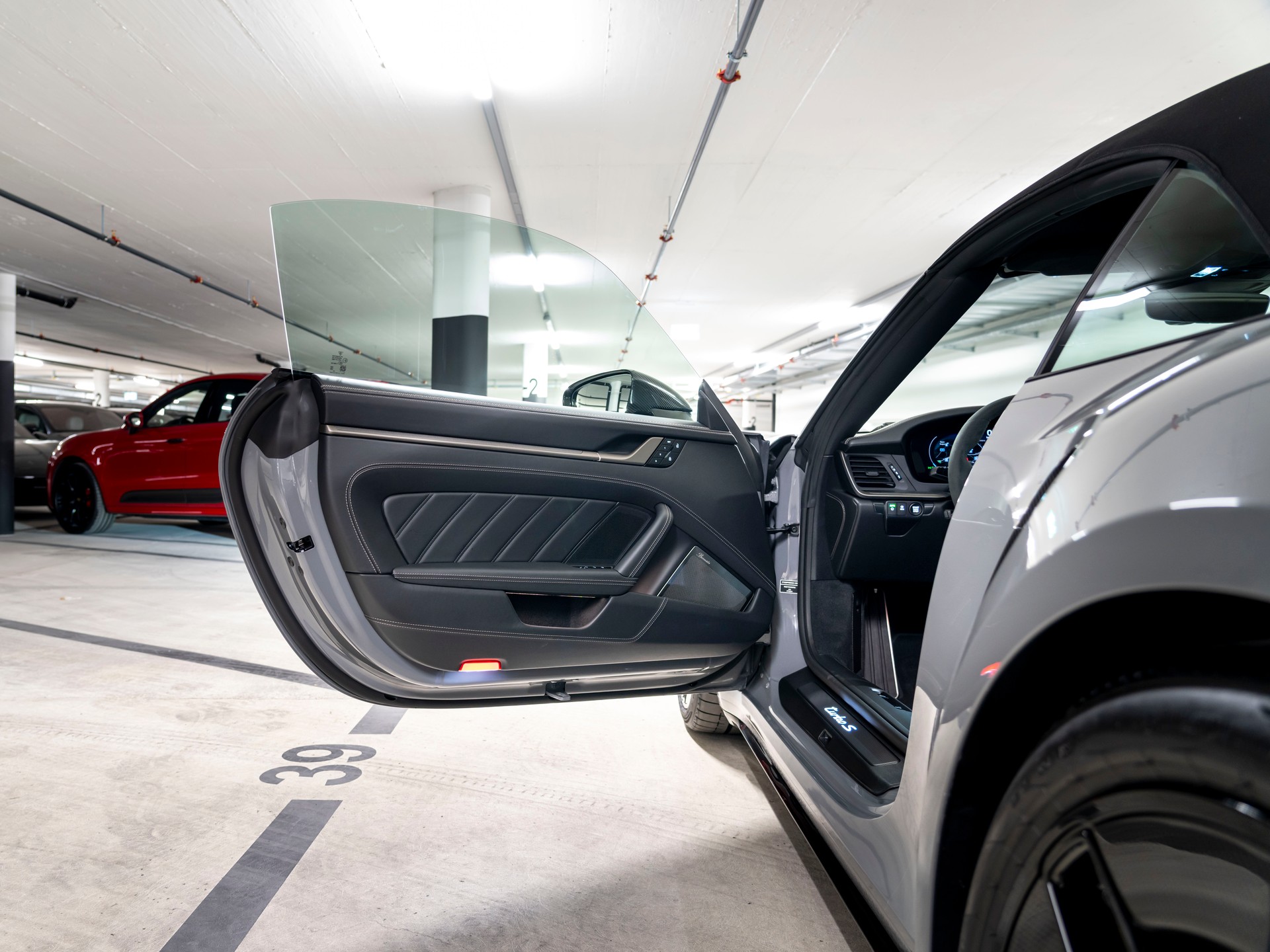 PORSCHE 911 Turbo S Cabriolet PDK-image-17