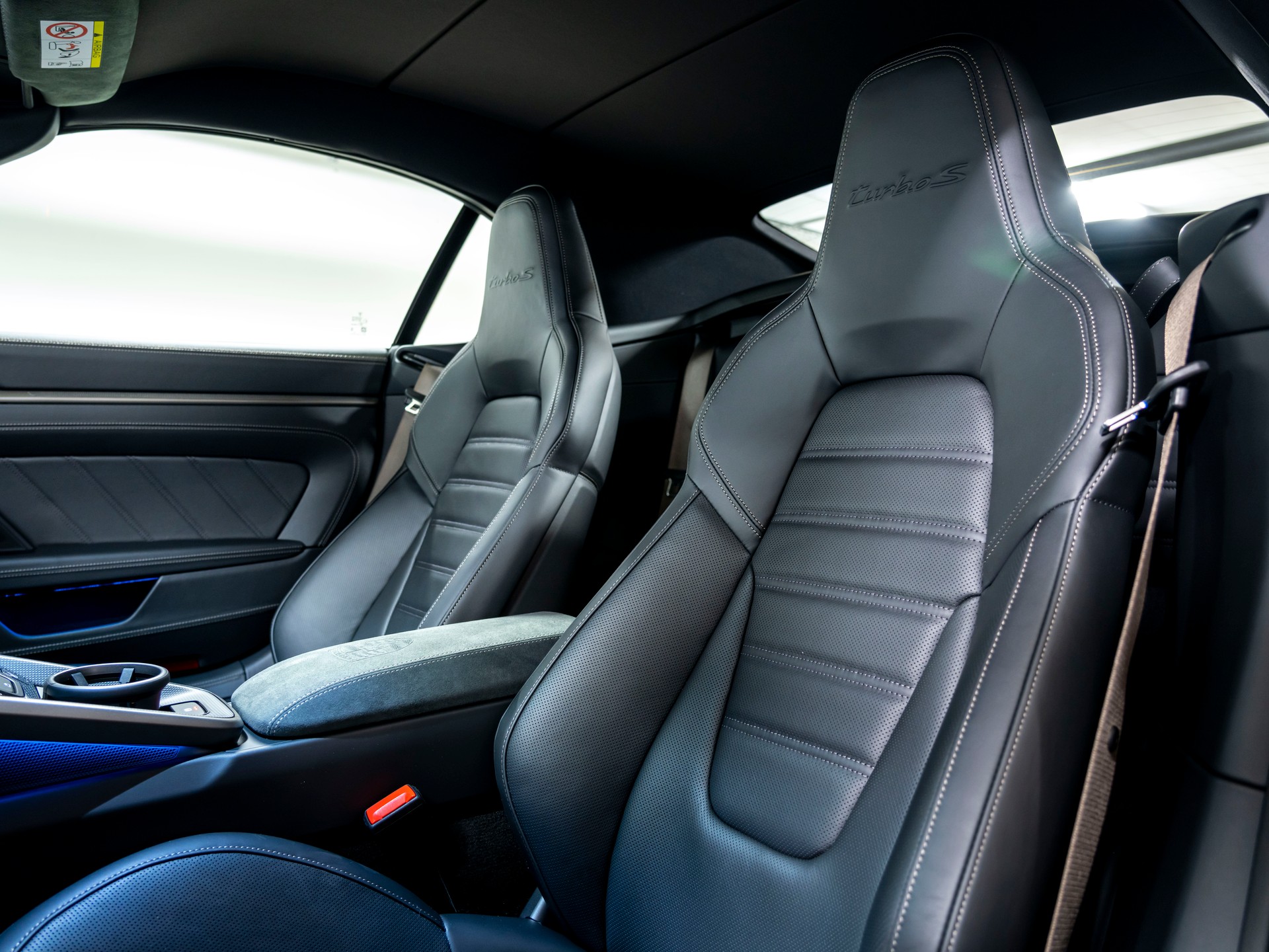 PORSCHE 911 Turbo S Cabriolet PDK-image-13