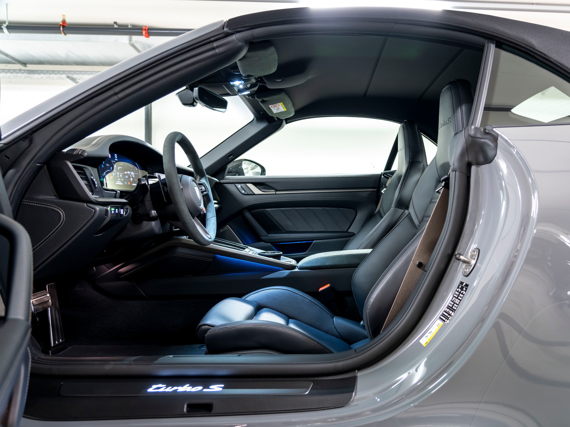 PORSCHE 911 Turbo S Cabriolet PDK-image-15