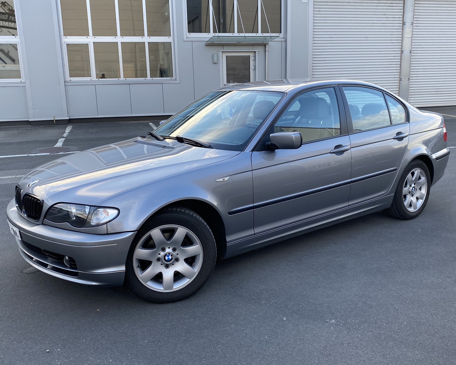 BMW 320i-image-2
