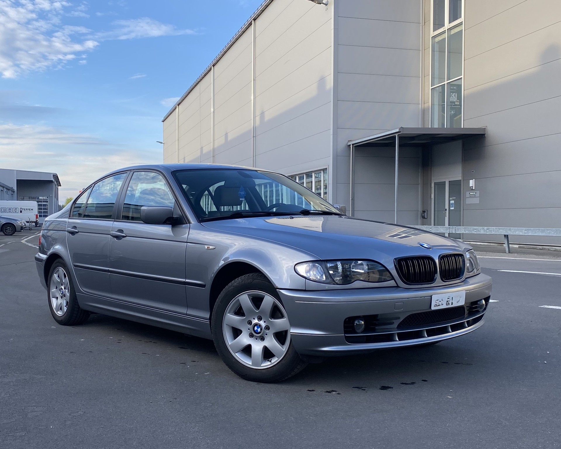 BMW 320i-image-0