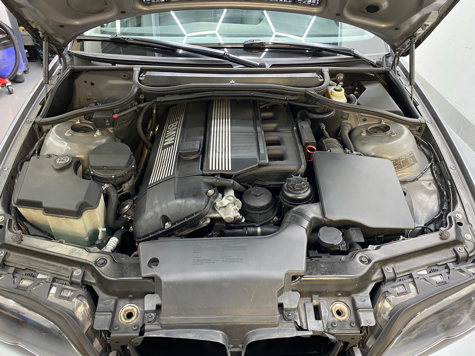 BMW 320i-image-5