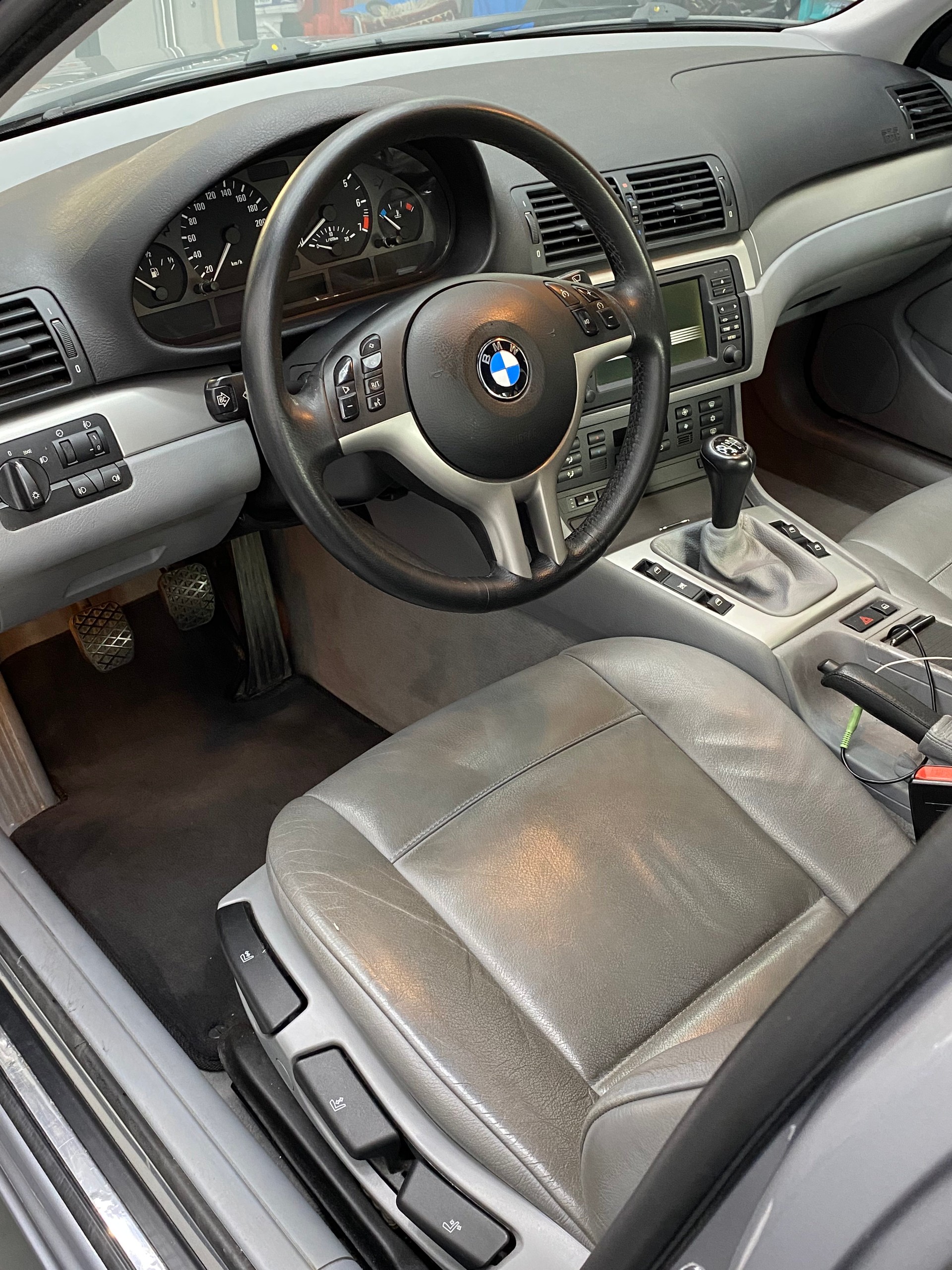 BMW 320i-image-4