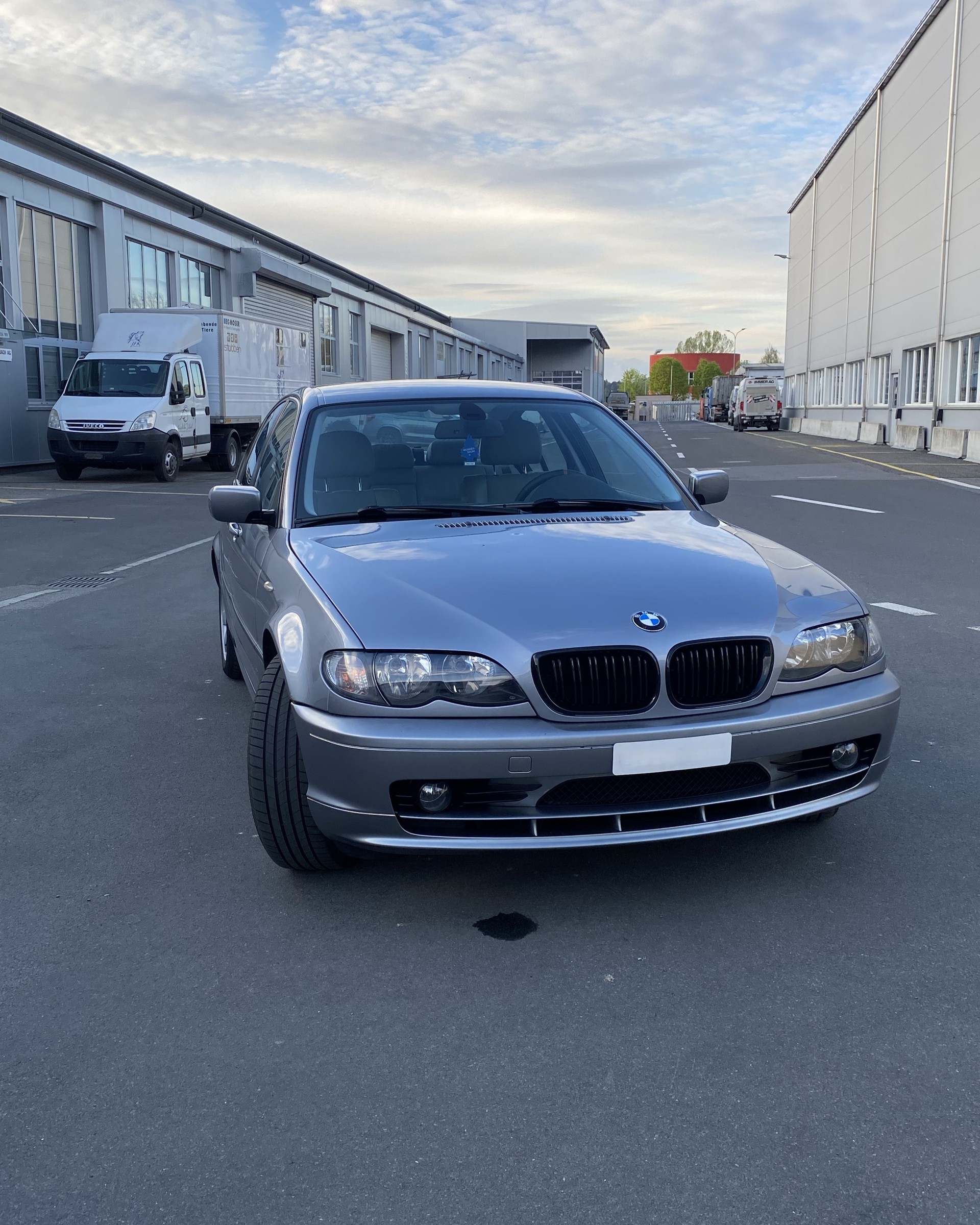 BMW 320i-image-1