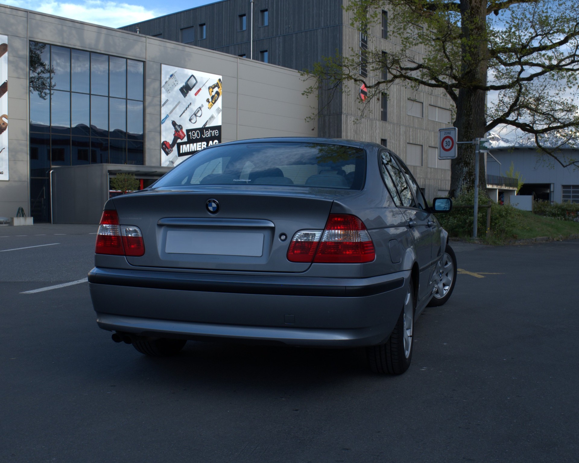 BMW 320i-image-3