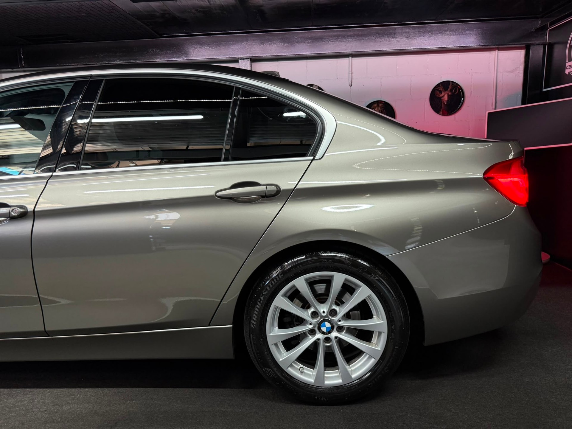 BMW 320i Sport Line Steptronic-image-3