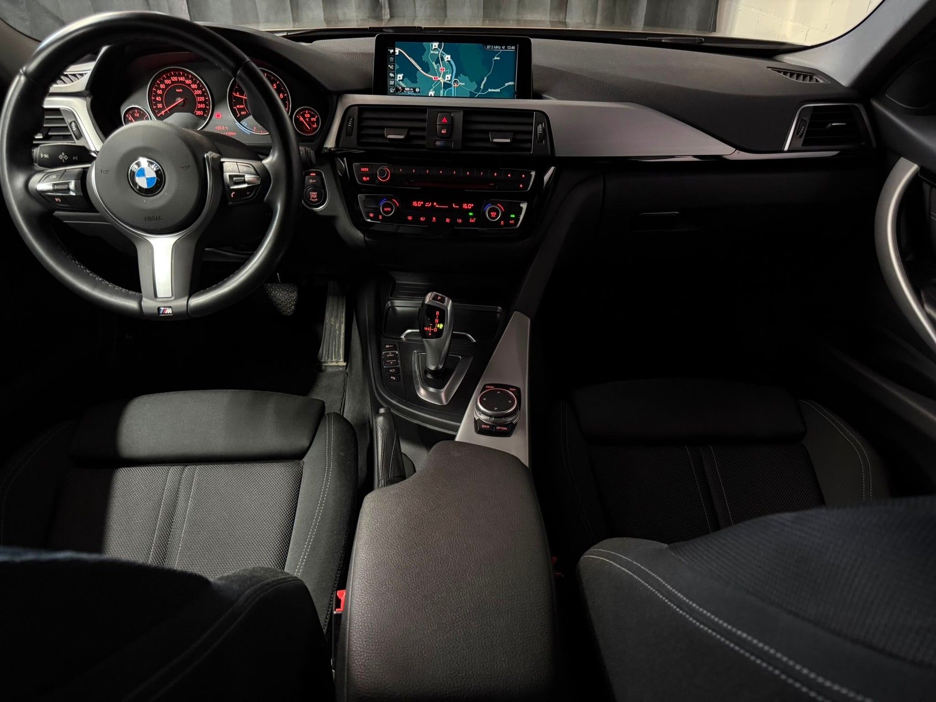 BMW 320i Sport Line Steptronic-image-6