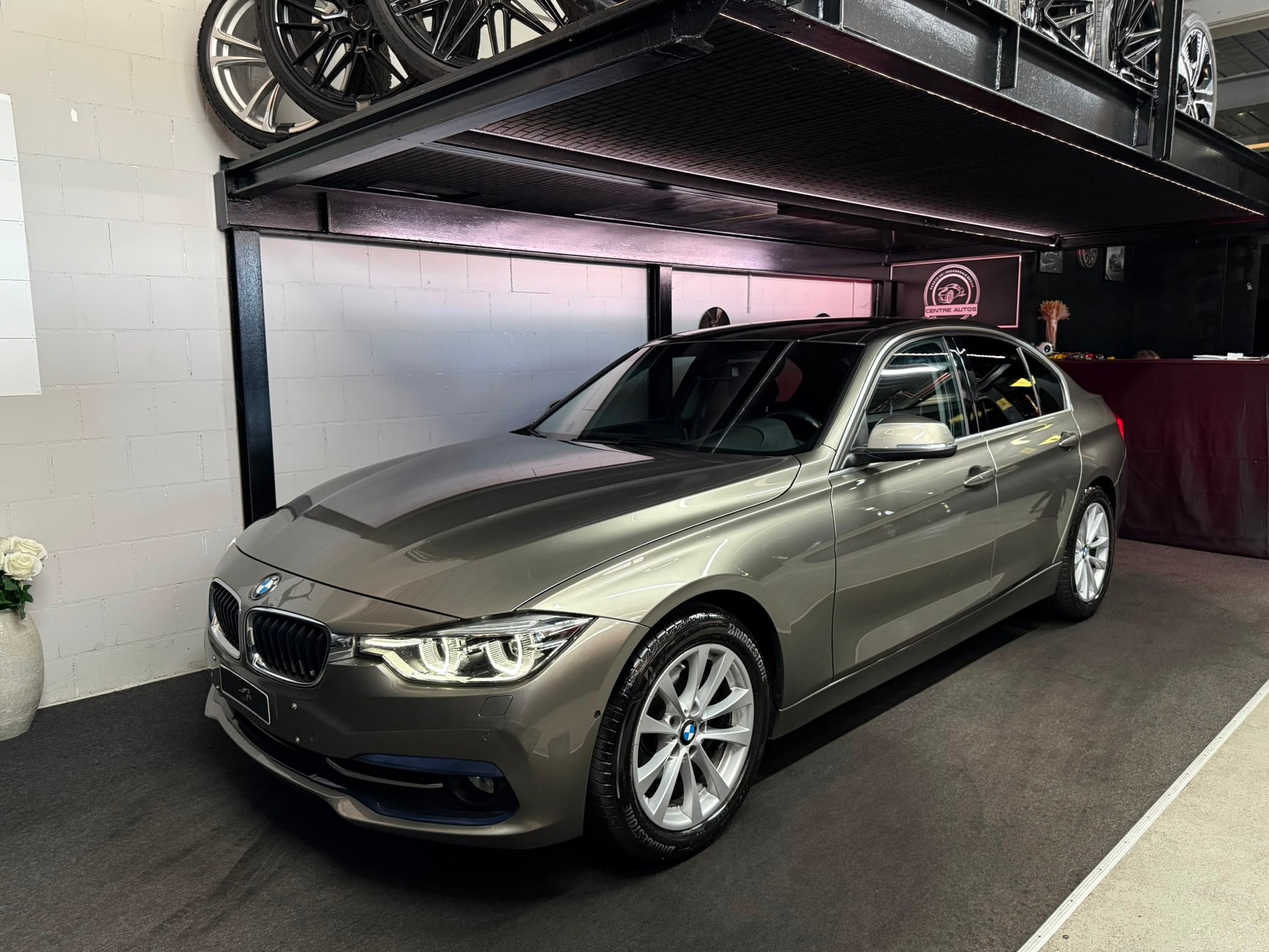 BMW 320i Sport Line Steptronic-image-0