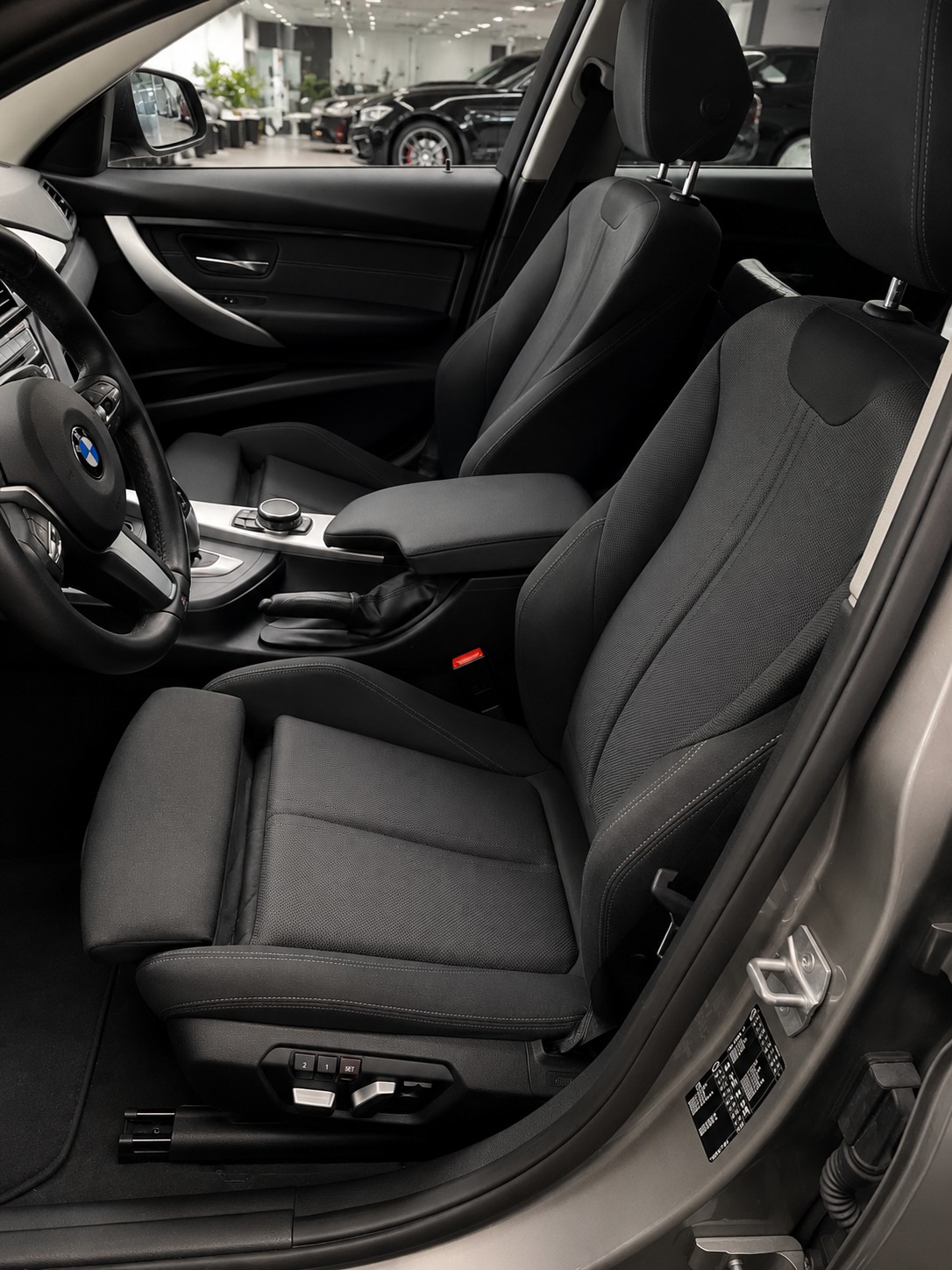 BMW 320i Sport Line Steptronic-image-8