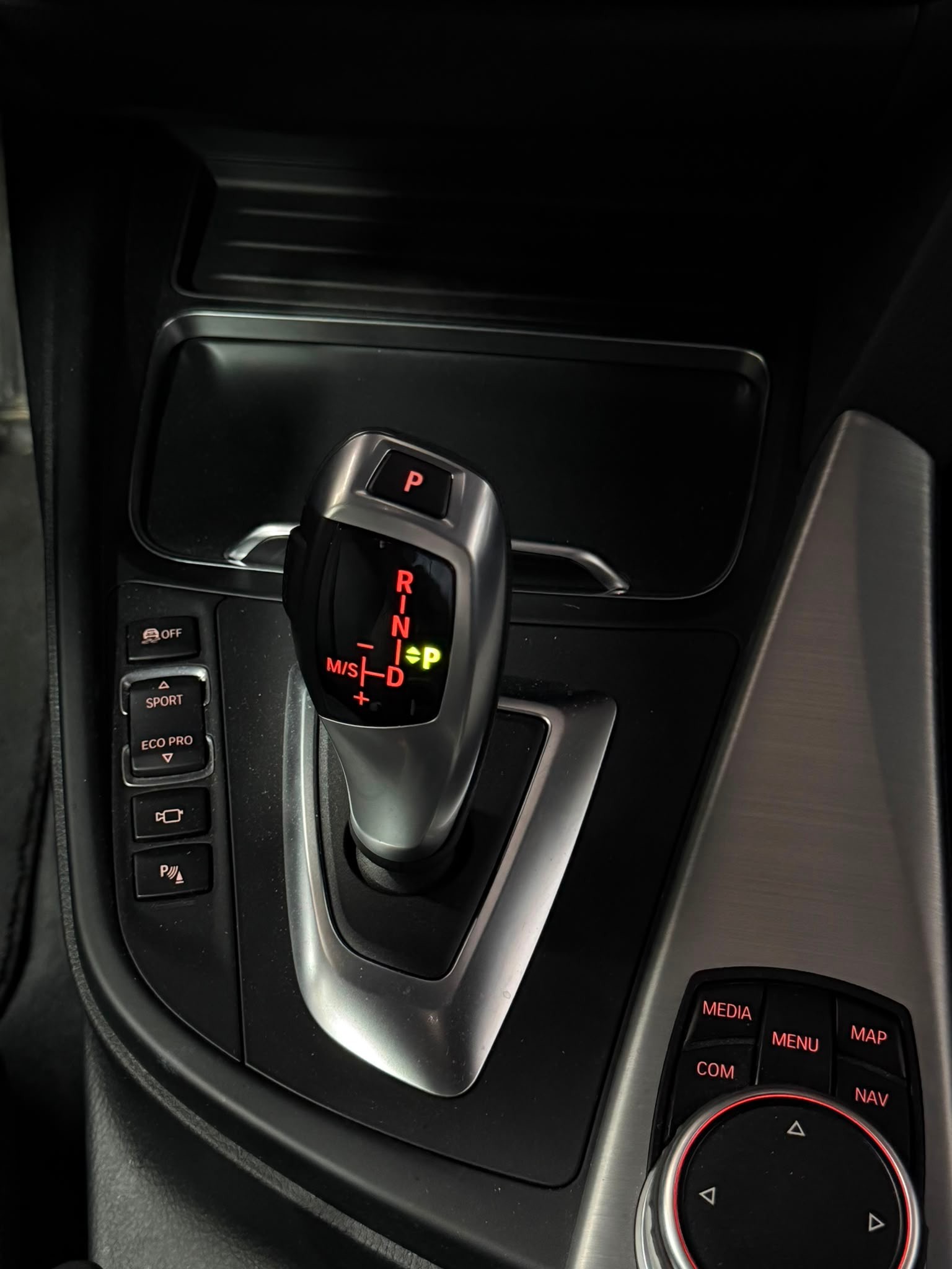 BMW 320i Sport Line Steptronic-image-12