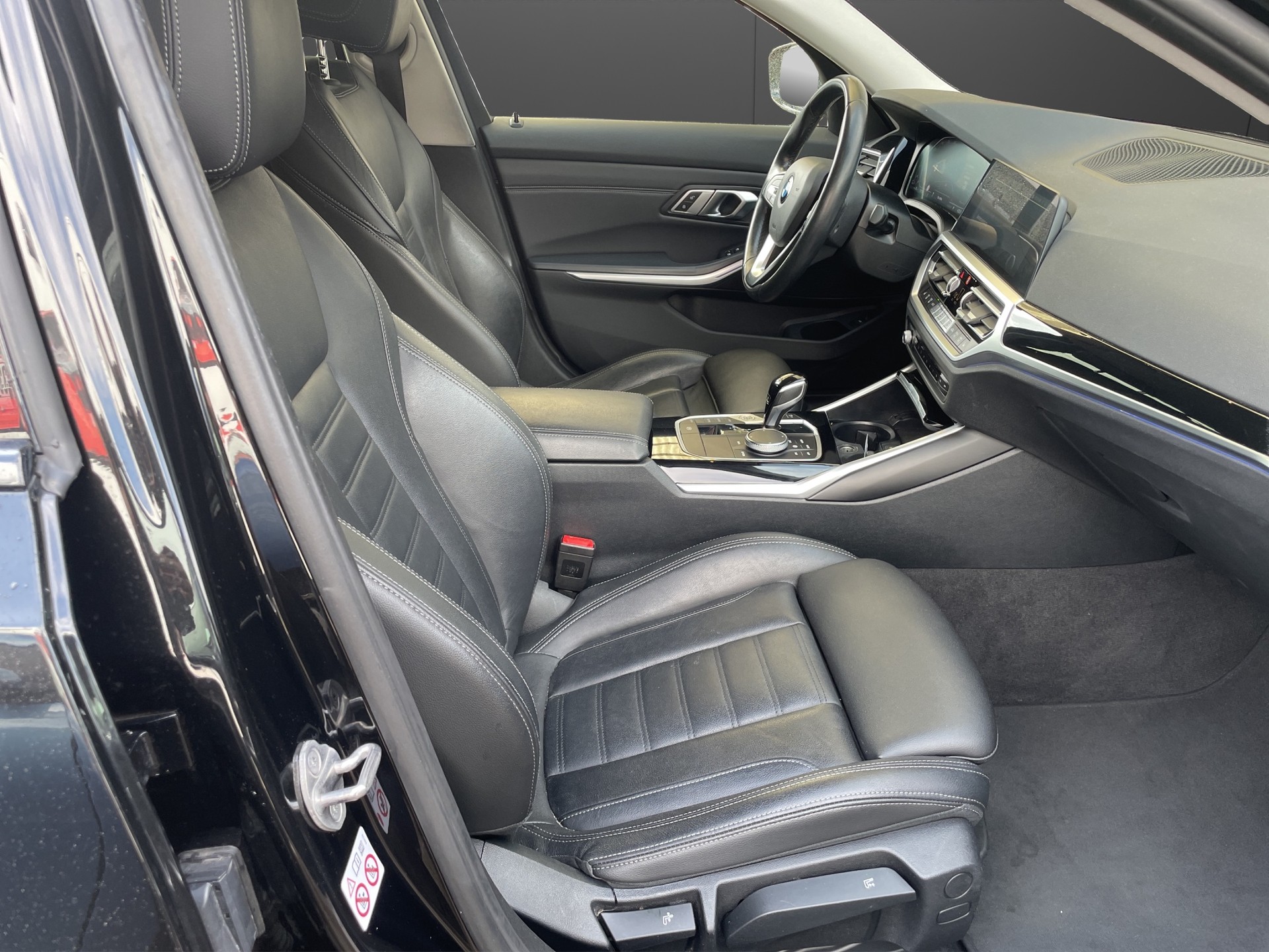 BMW 320d xDrive 48V Touring Sport Line Steptronic-image-15