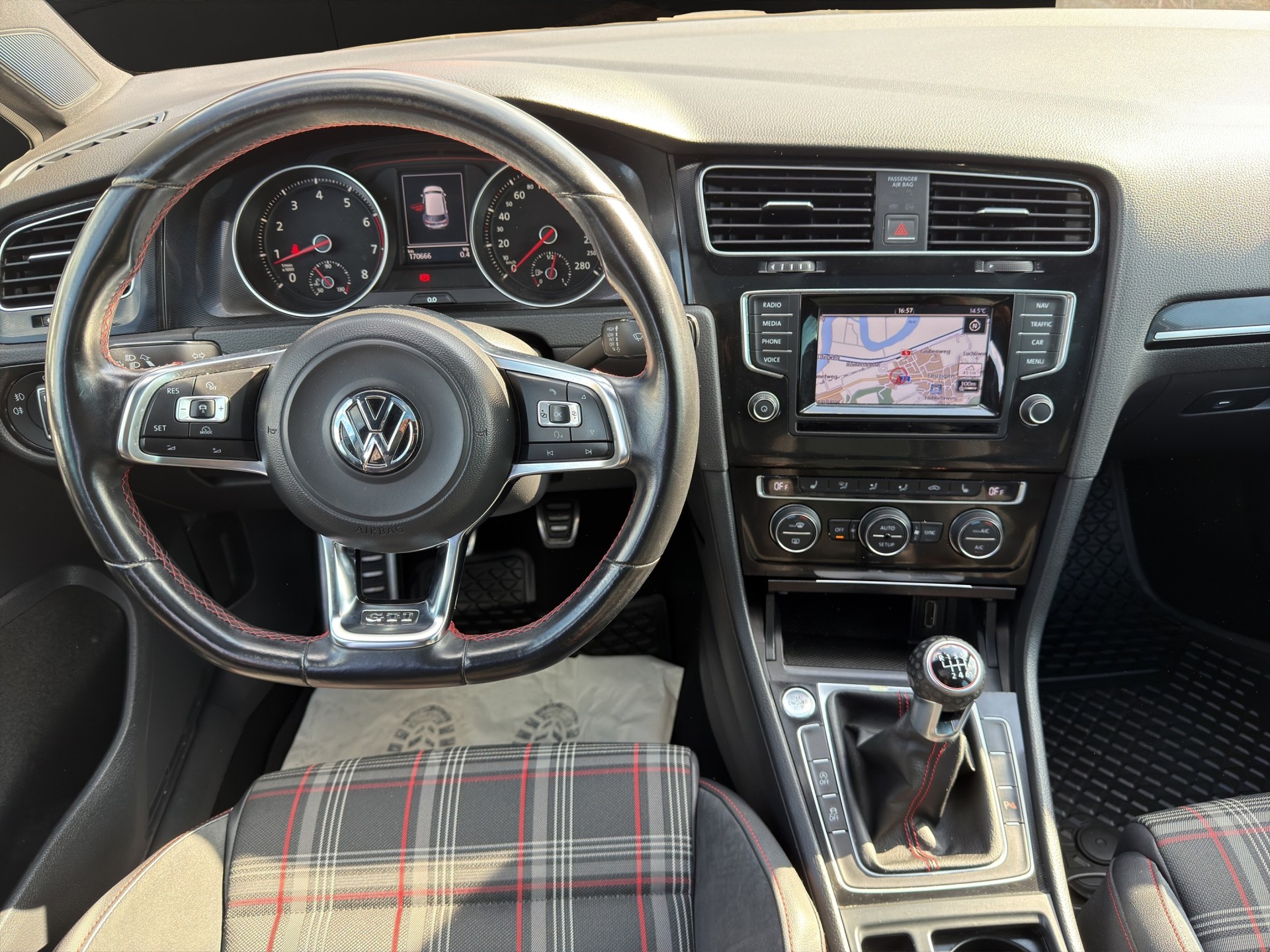 VW Golf 2.0 TSI GTI-image-13