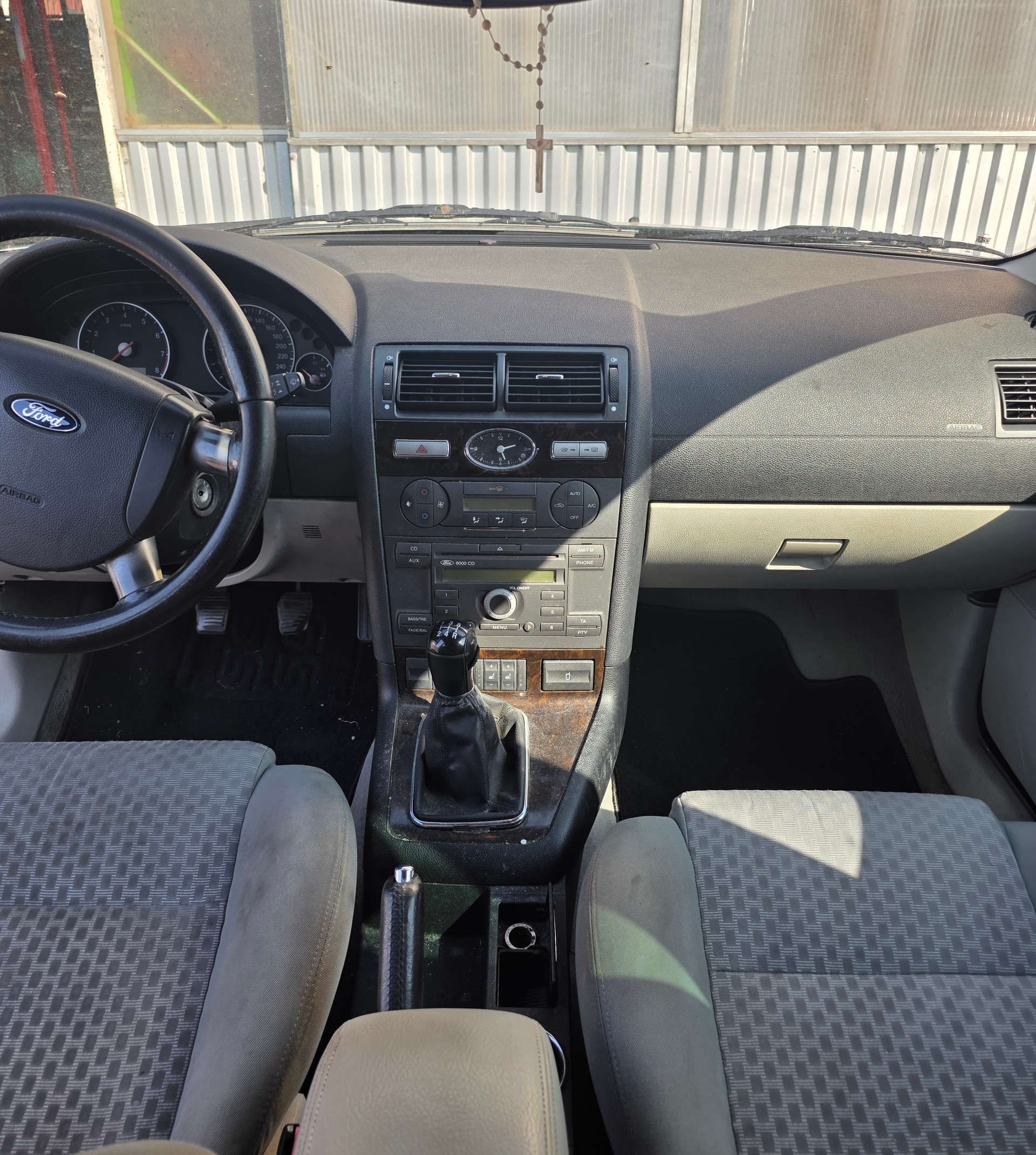 FORD Mondeo 2.0i 16V Ghia-image-2
