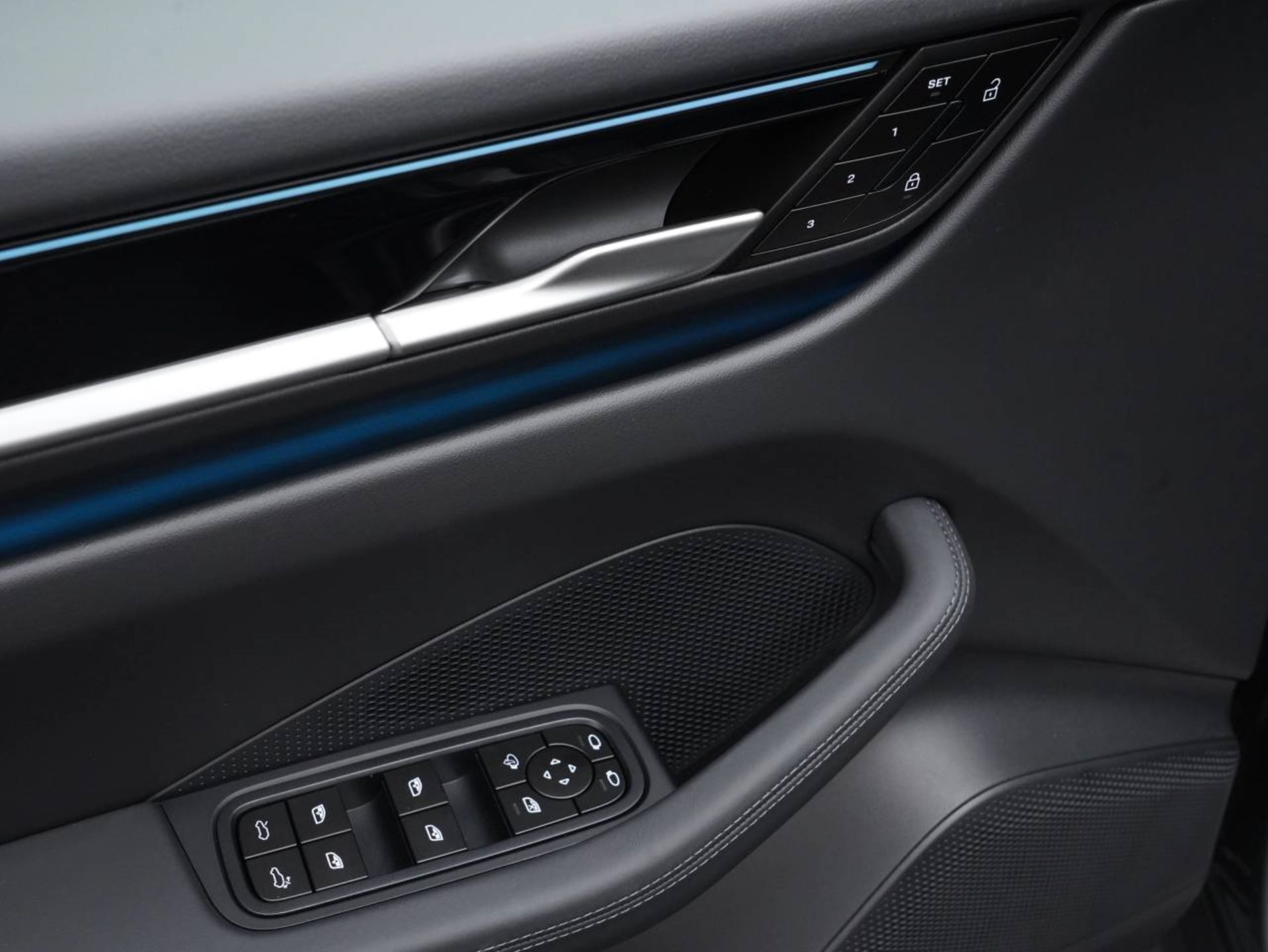 PORSCHE Macan 4-image-21