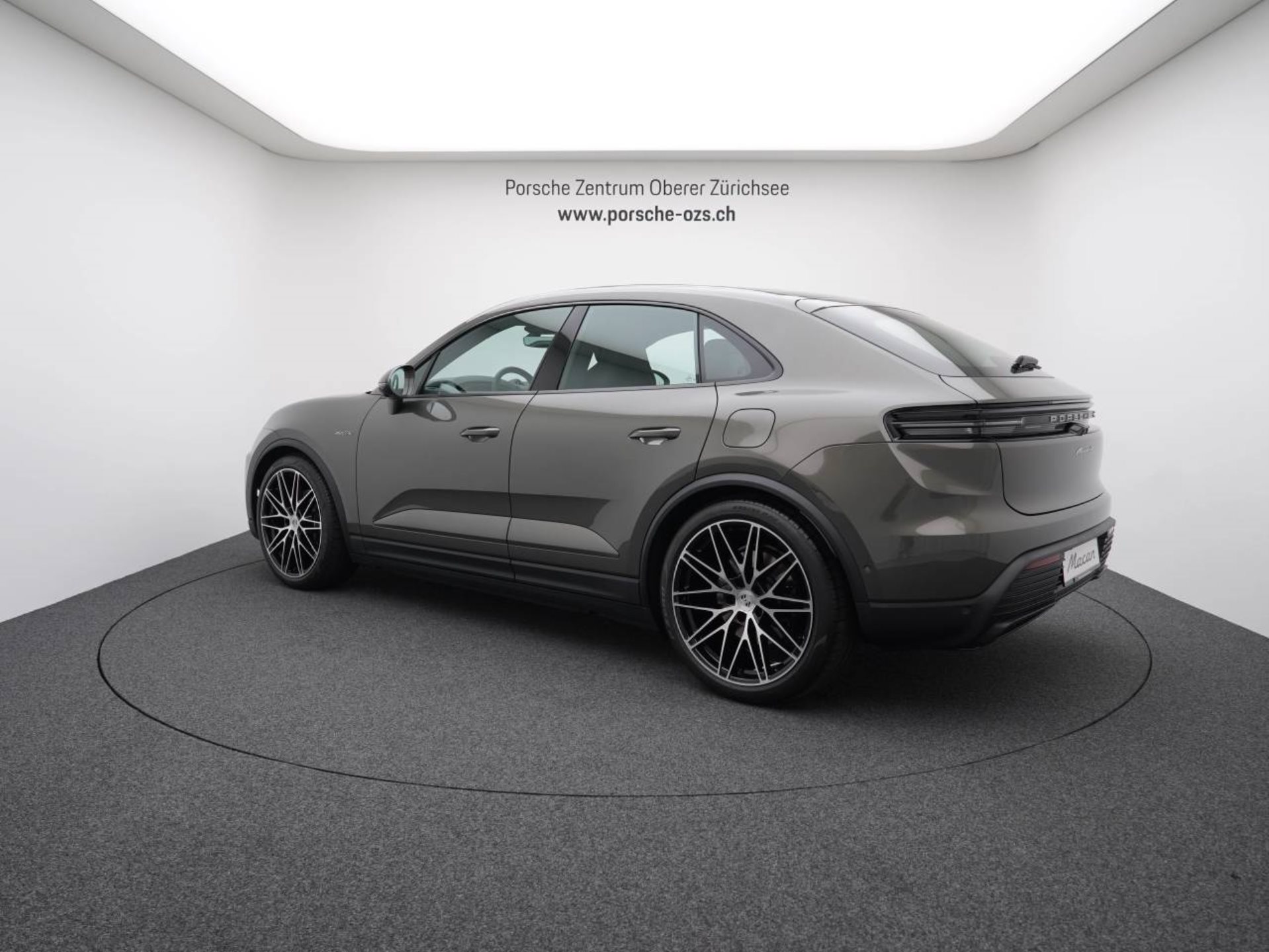 PORSCHE Macan 4-showroom-element-2