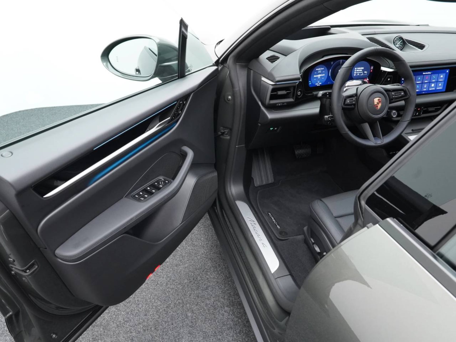 PORSCHE Macan 4-showroom-element-3