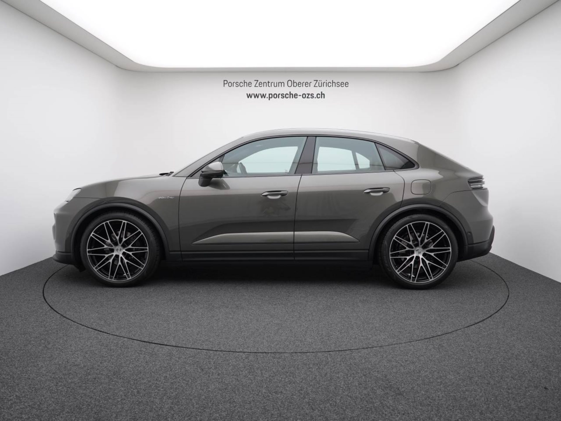 PORSCHE Macan 4-showroom-element-1